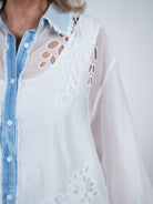 Niedliche Bluse mit Stickerei und Knopfleiste