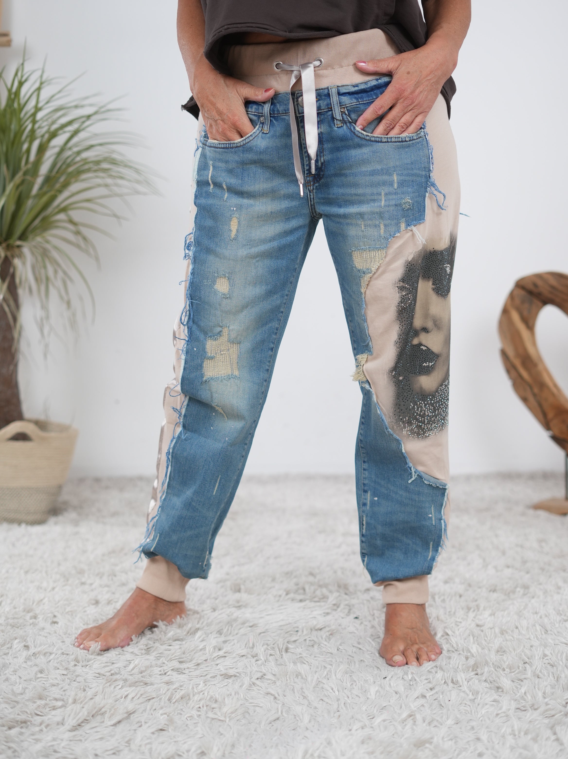 Ausgefallene Hingucker Pants mit Strassmotiv Frau