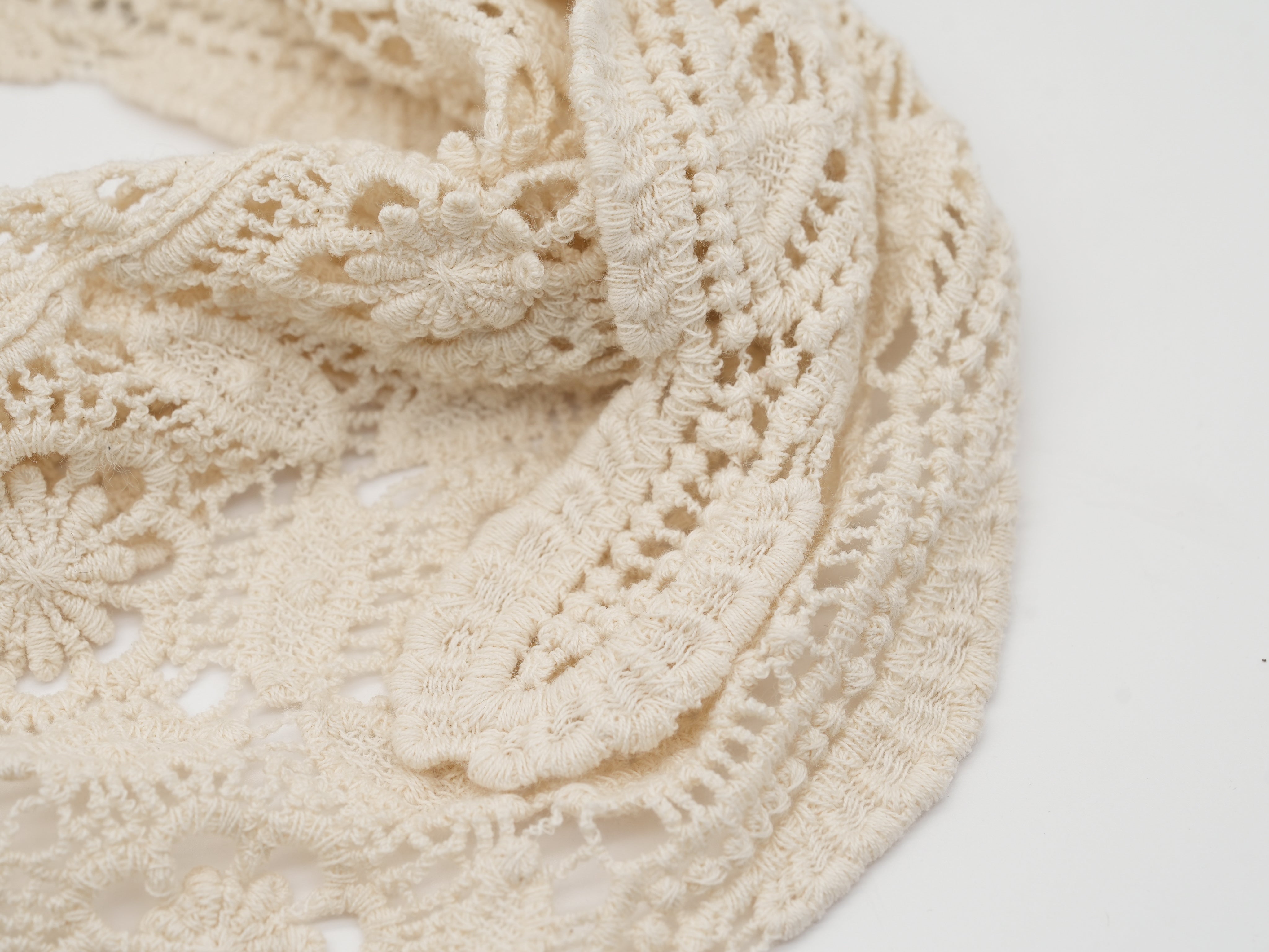 gehäkeltes Dreieckstuch in beige