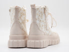 Beige Boots mit Blümchen verziert
