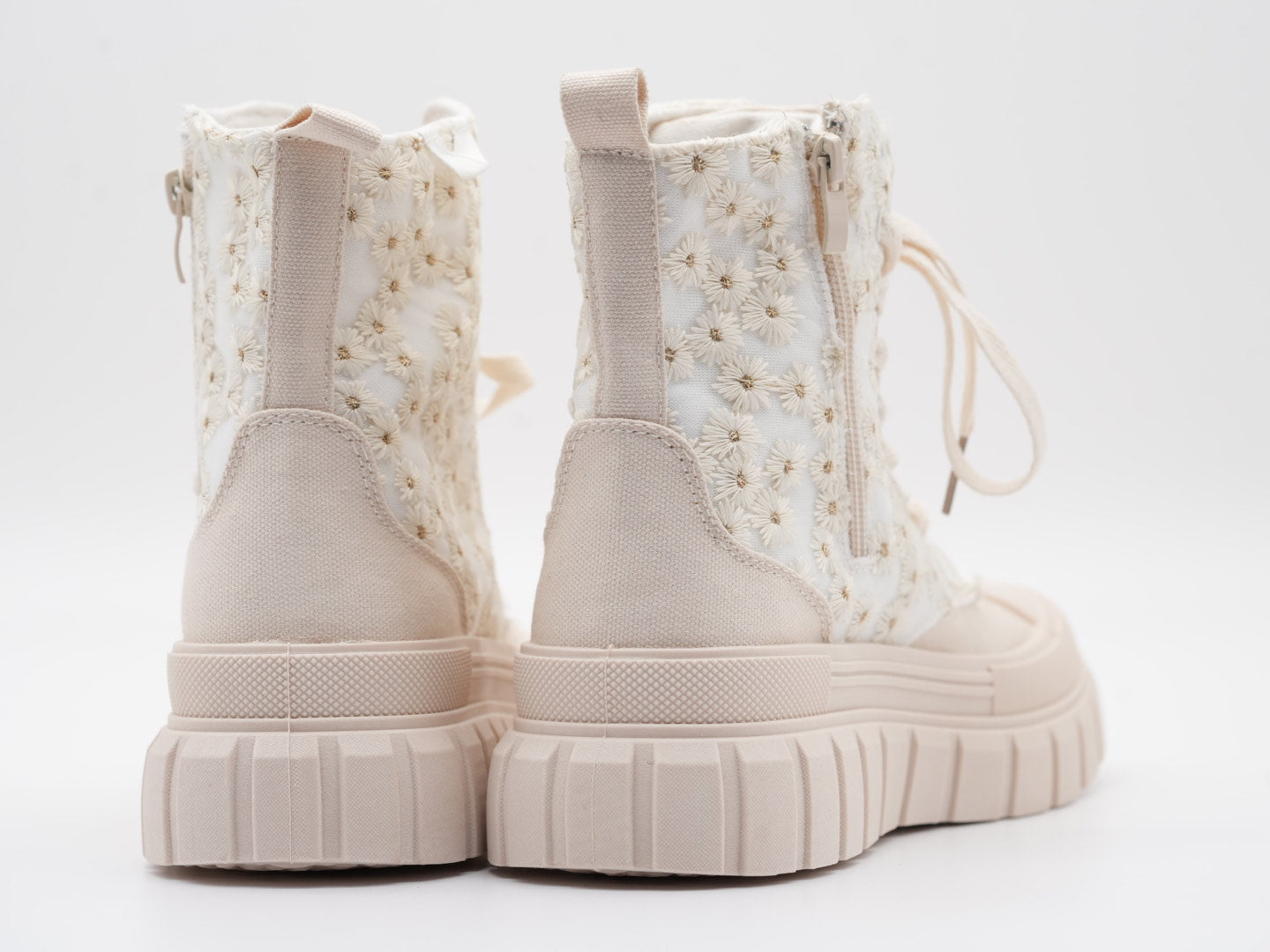 Beige Boots mit Blümchen verziert