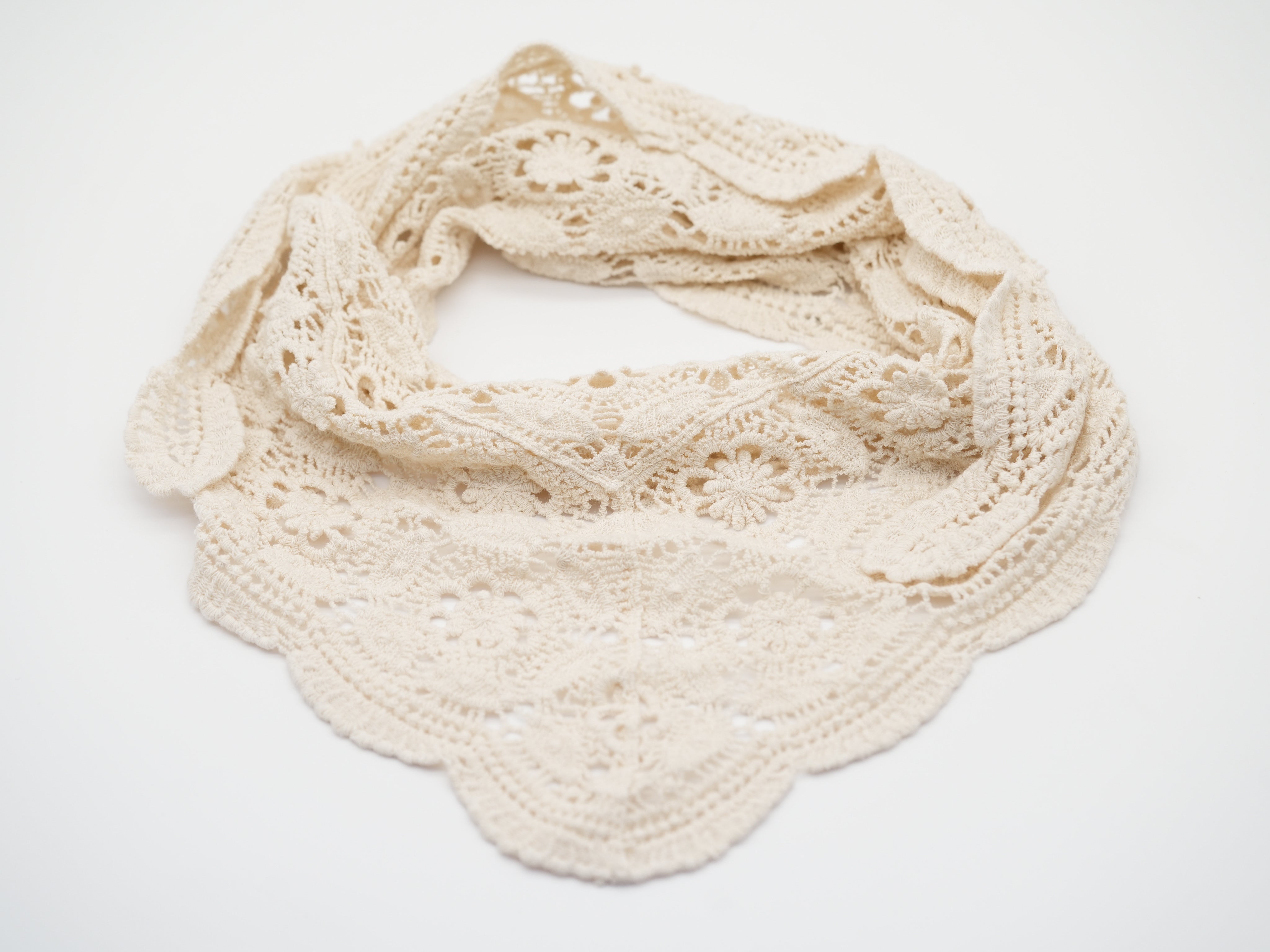 gehäkeltes Dreieckstuch in beige