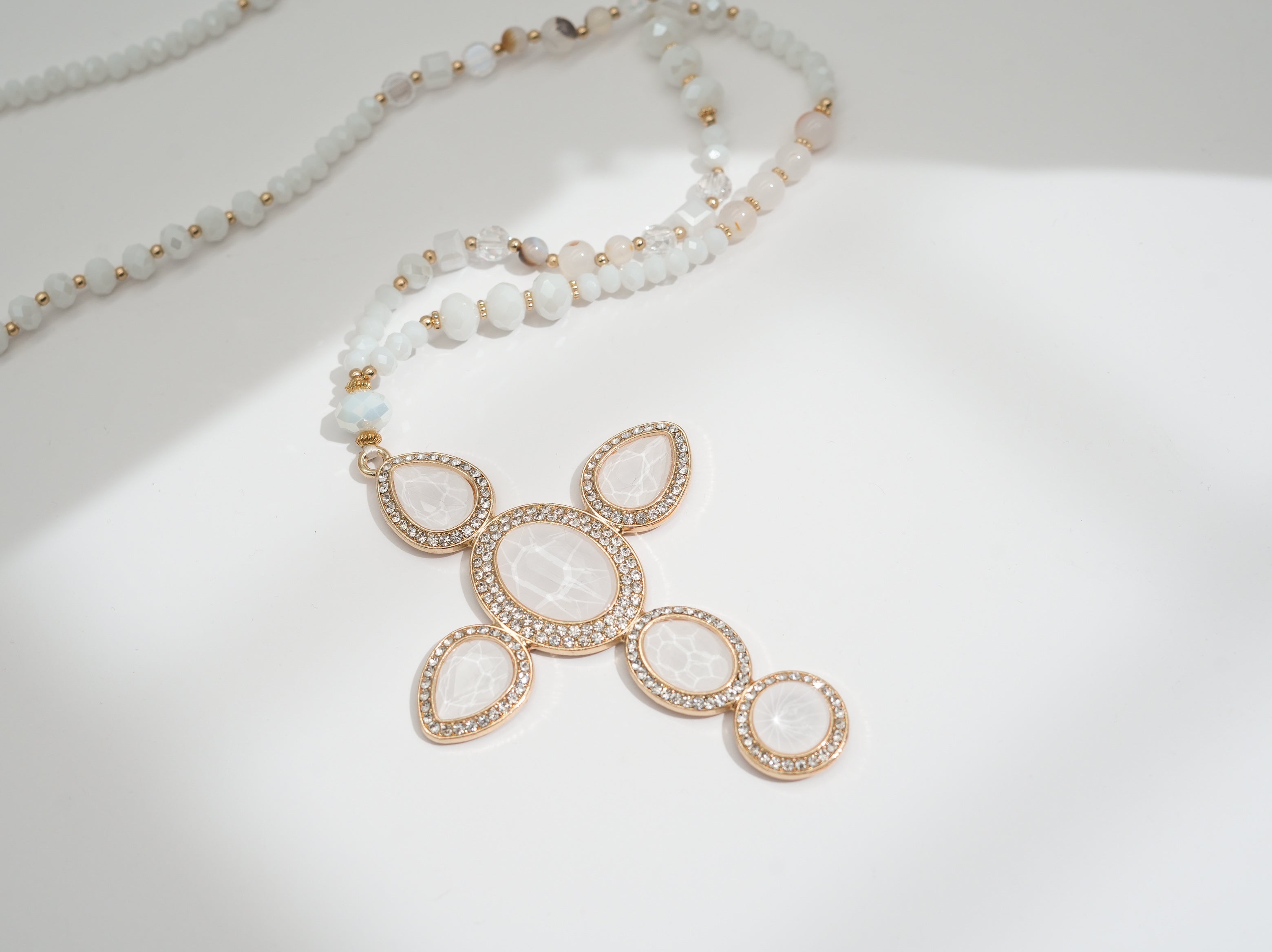Modeschmuck Kette mit weißen Perlen und Kreuz