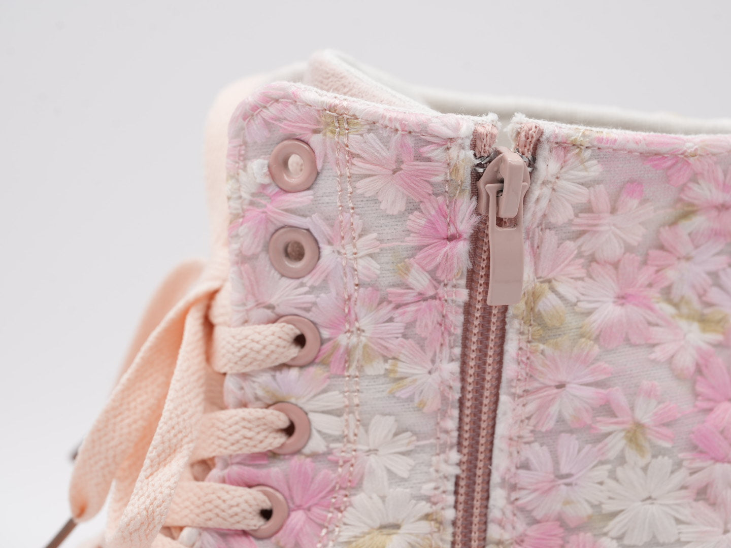 Süße Boots mit Blümchen Stickerei