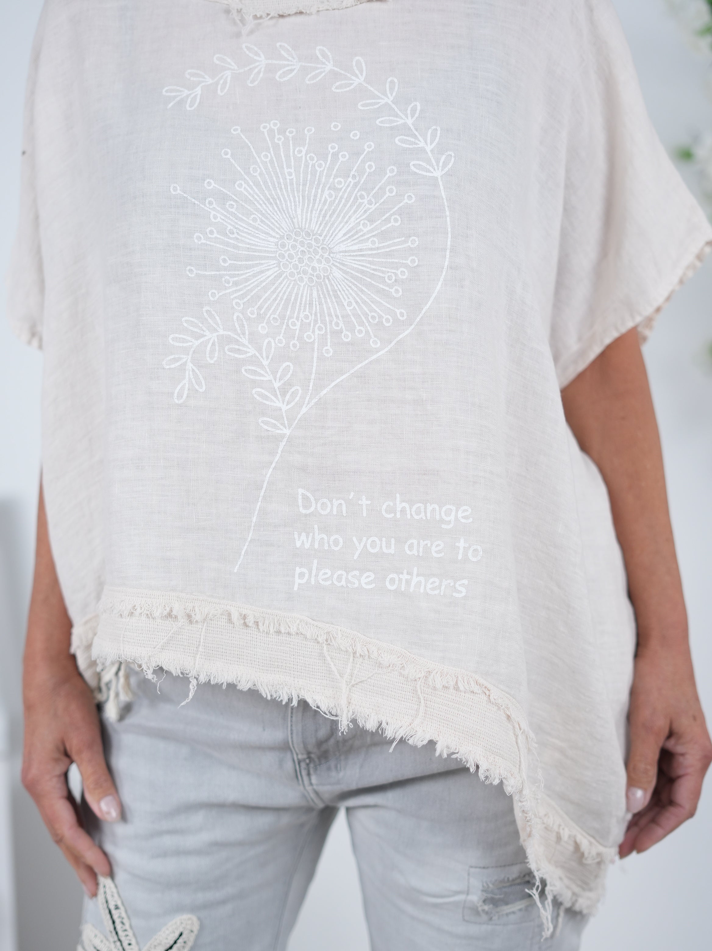 Asymmetrisch geschnittenes Leinen Shirt mit Fransen am Abschluss