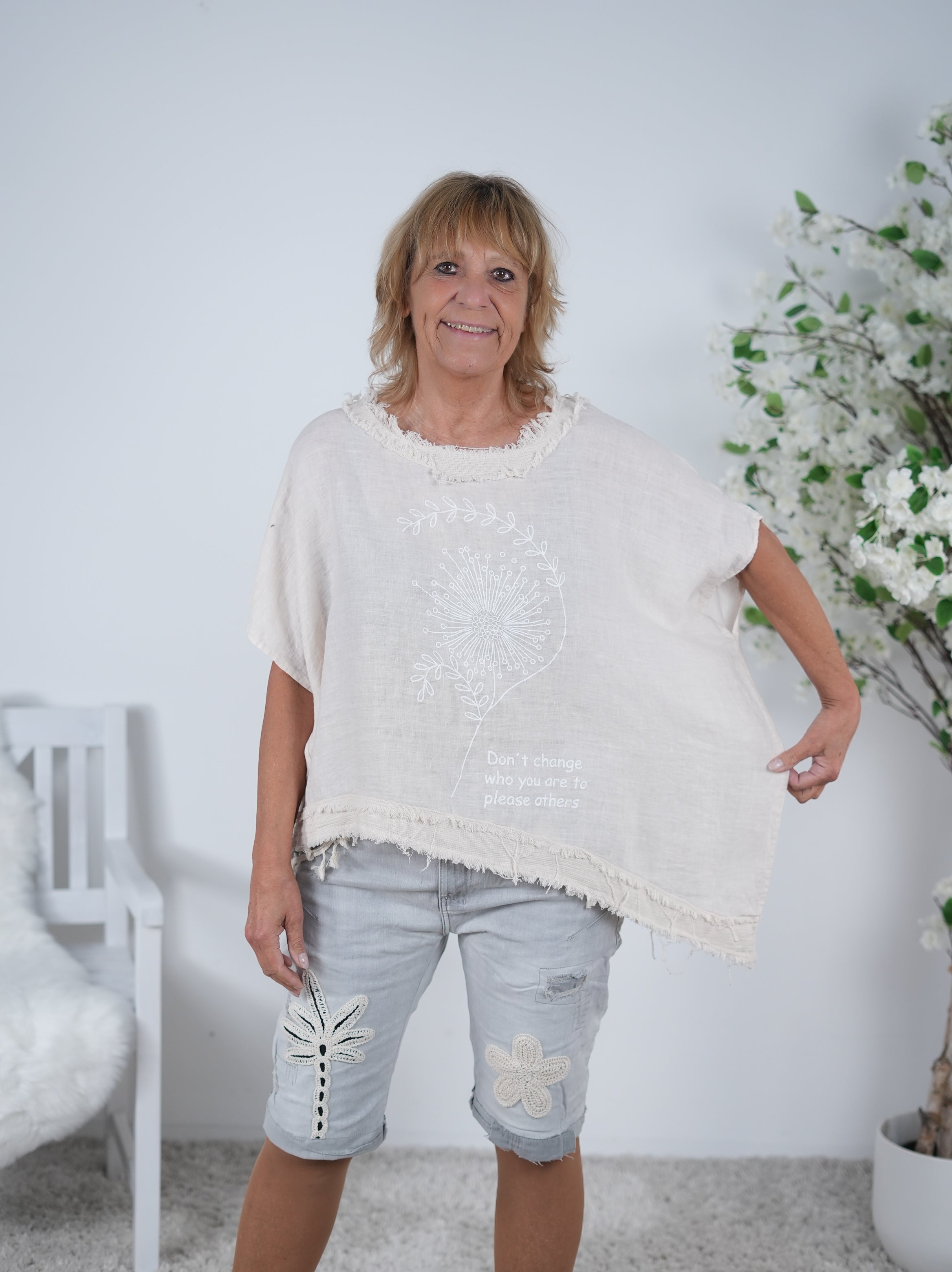 Asymmetrisch geschnittenes Leinen Shirt mit Fransen am Abschluss