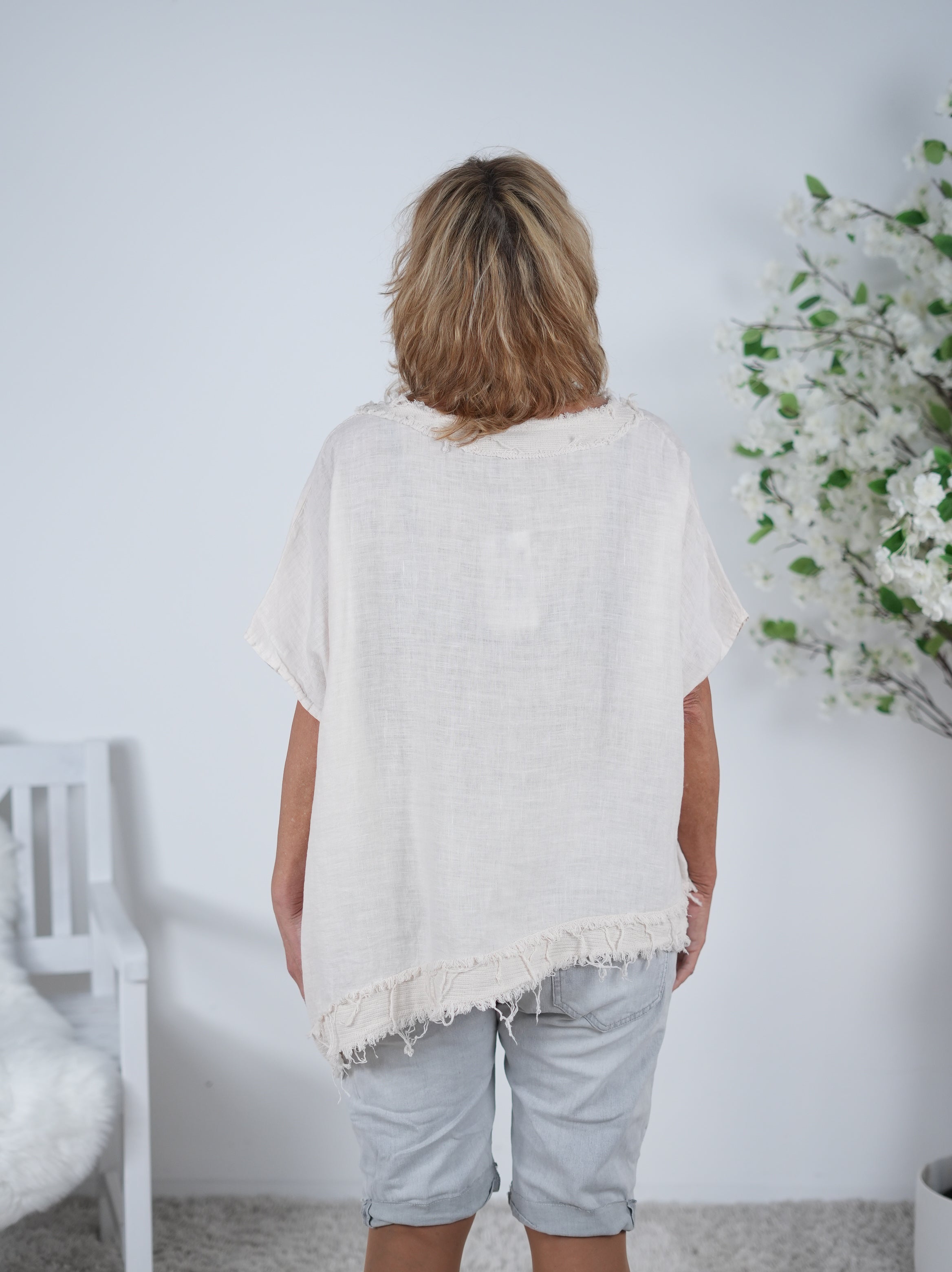 Asymmetrisch geschnittenes Leinen Shirt mit Fransen am Abschluss