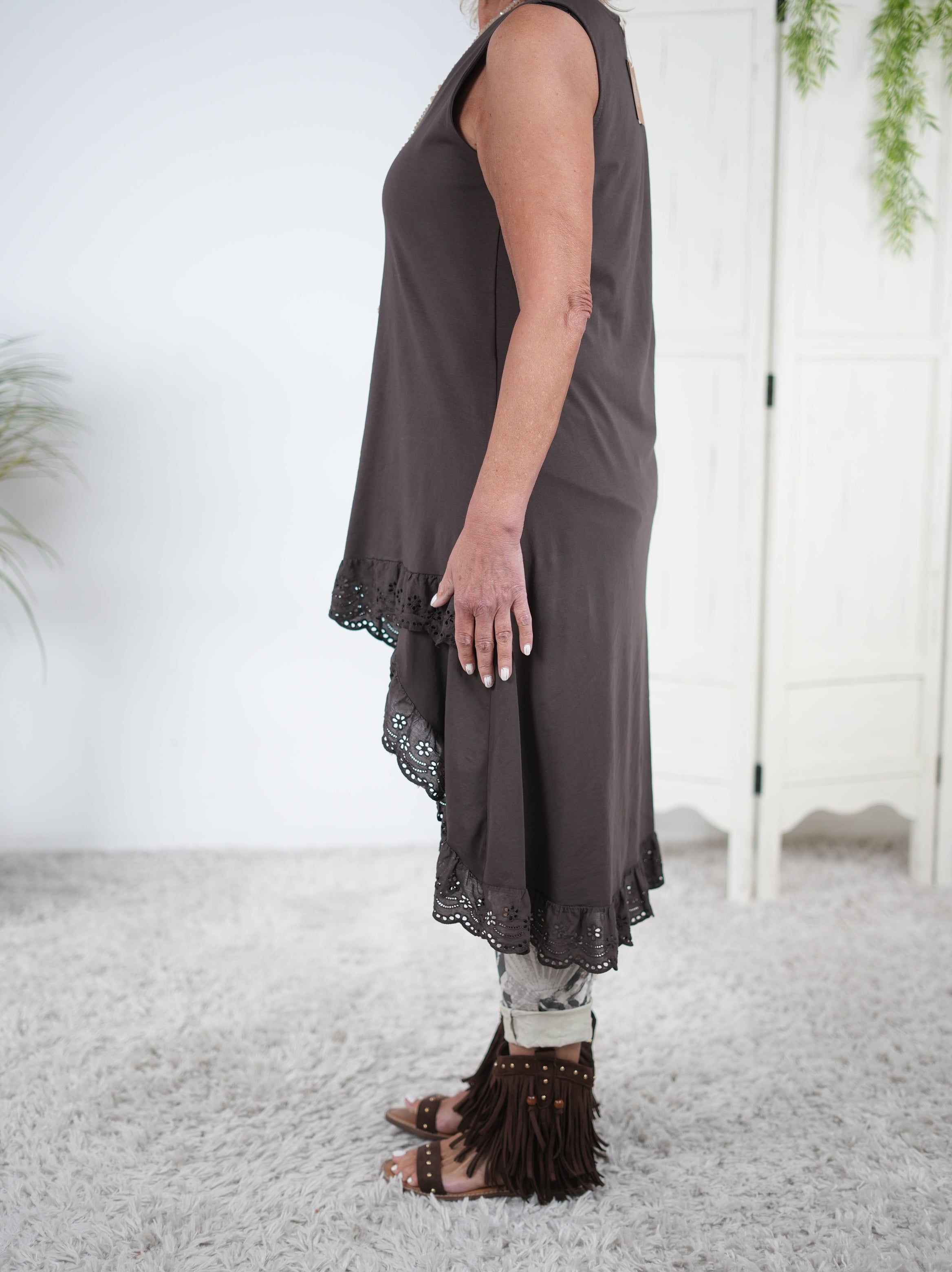 asymmetrisch geschnittenes Long-Top mit V-Ausschnitt und Lochstickerei