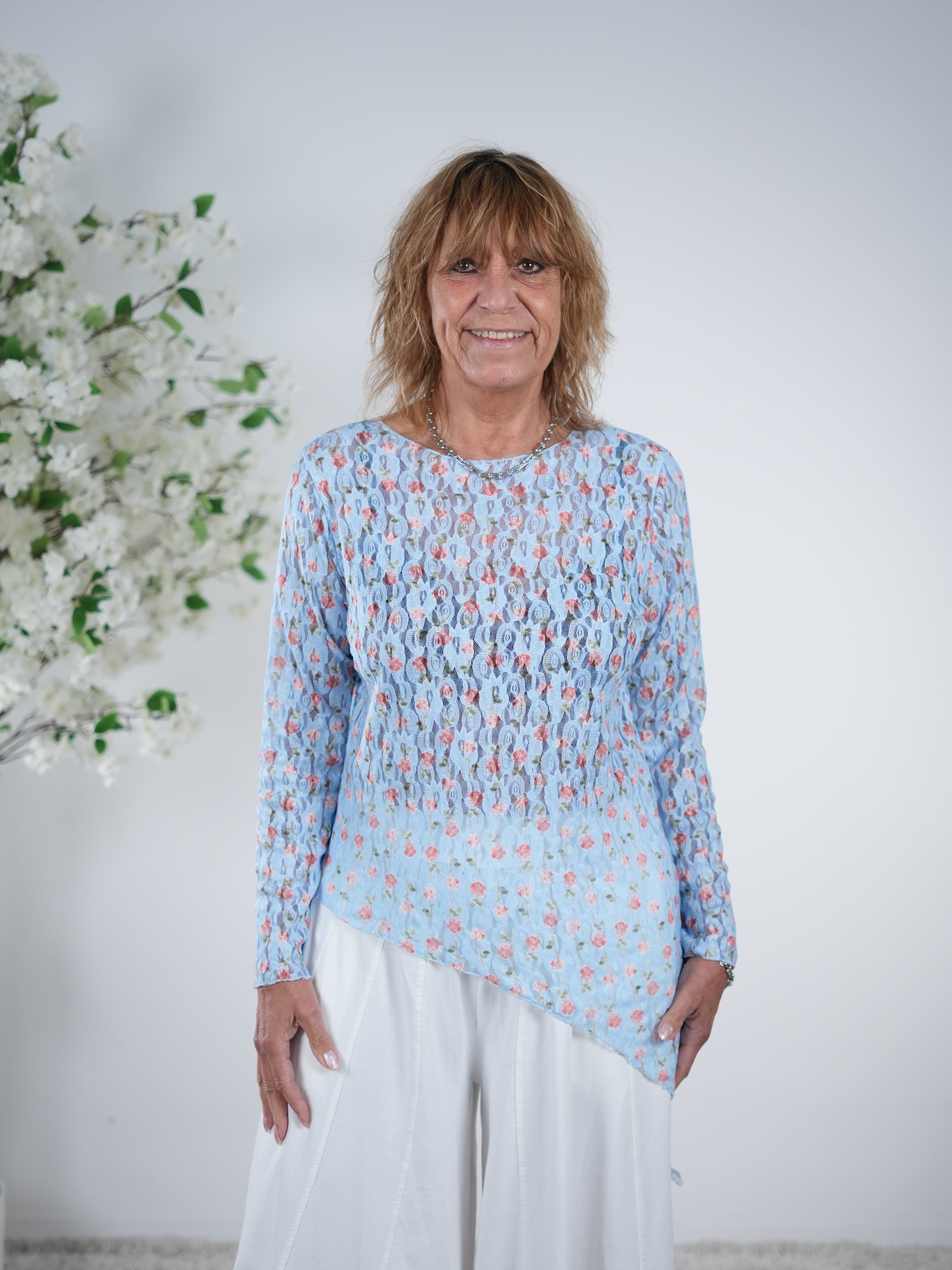 Asymmetrisch geschnittenes Shirt mit Blümchen verziert One Size (ca Größe 38-42) Blau