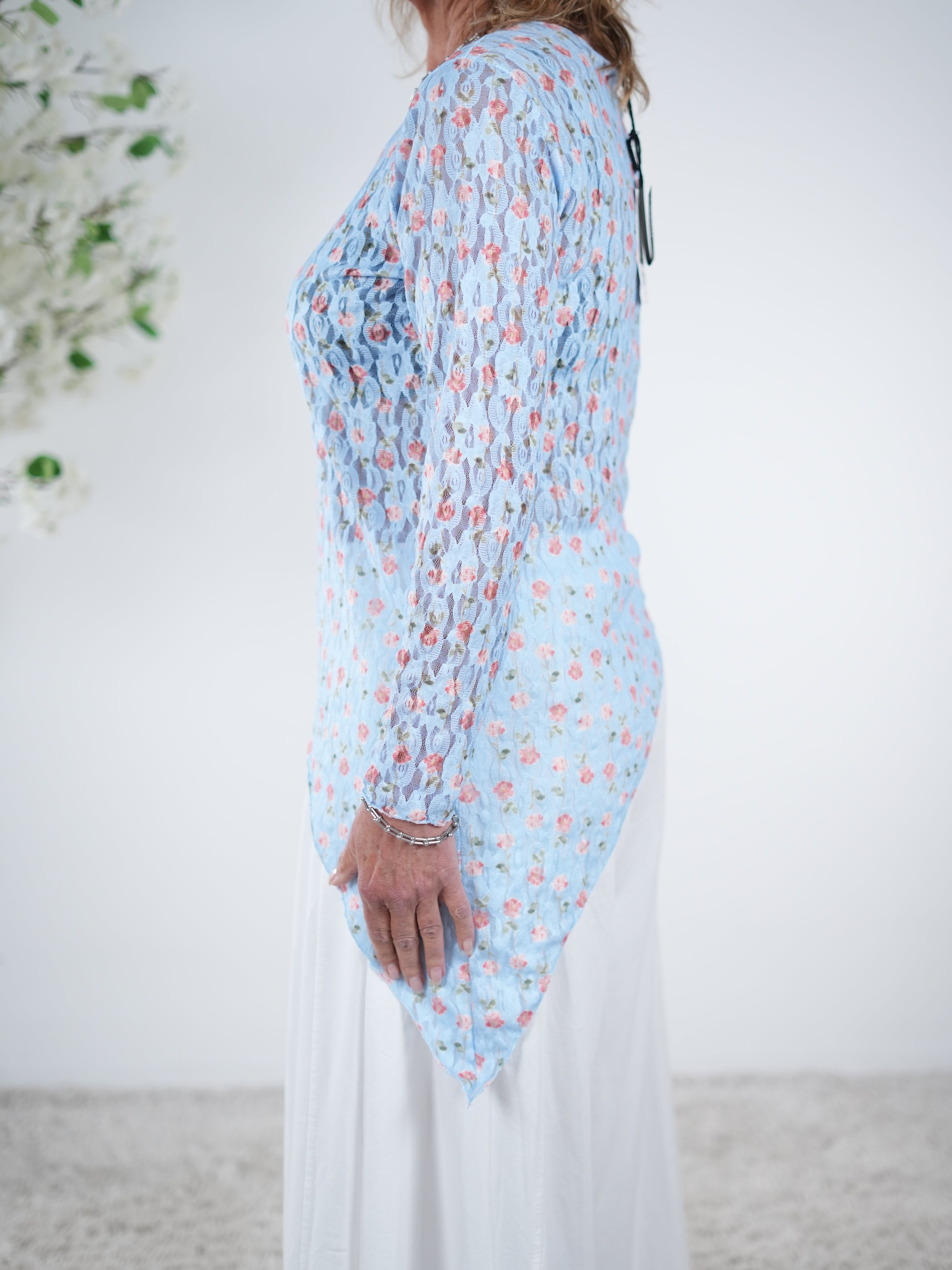 Asymmetrisch geschnittenes Shirt mit Blümchen verziert