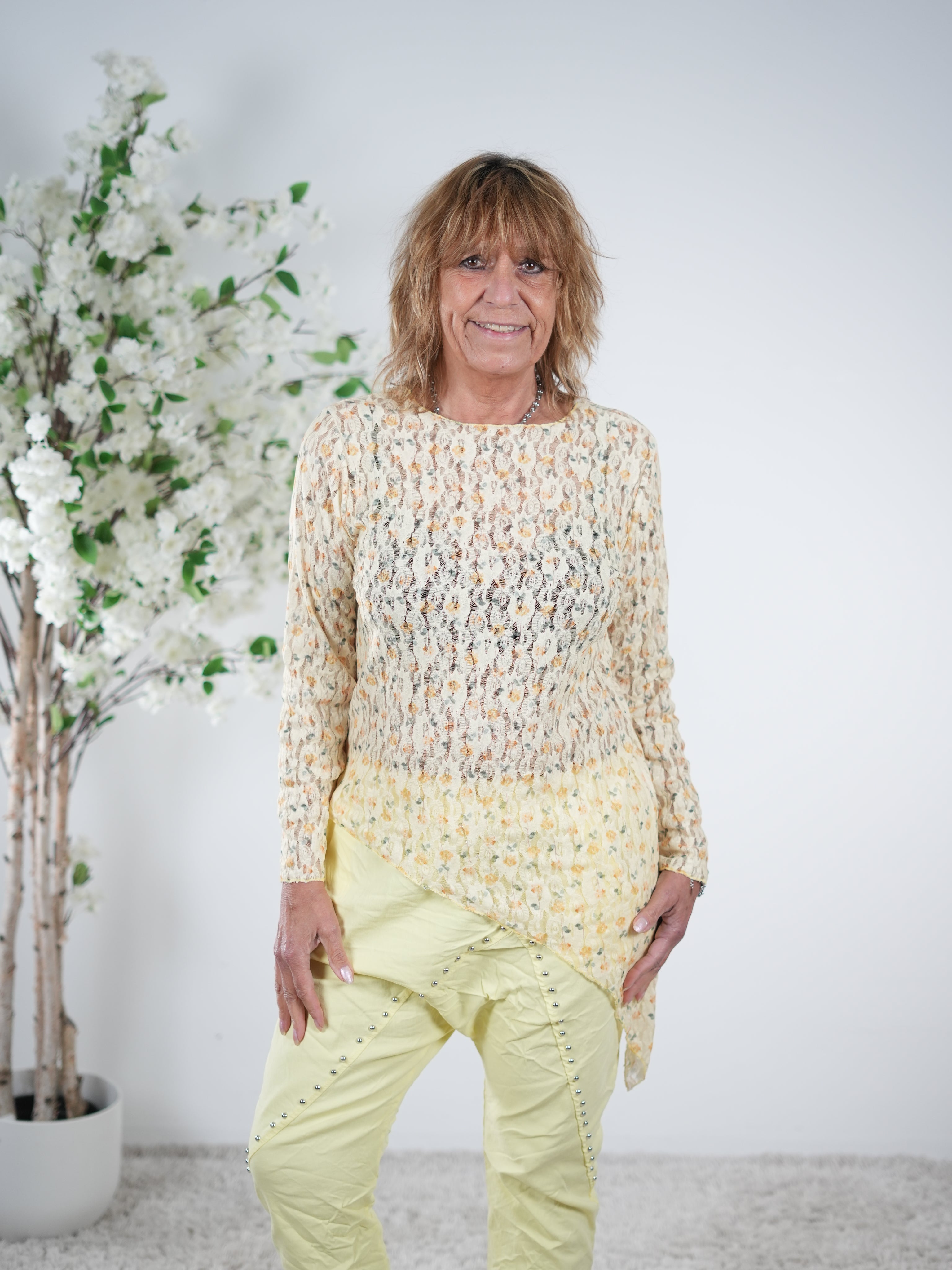 Asymmetrisch geschnittenes Shirt mit Blümchen verziert One Size (ca Größe 38-42) Gelb