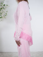 asymmetrischer Feinstrickpulli mit Spitze