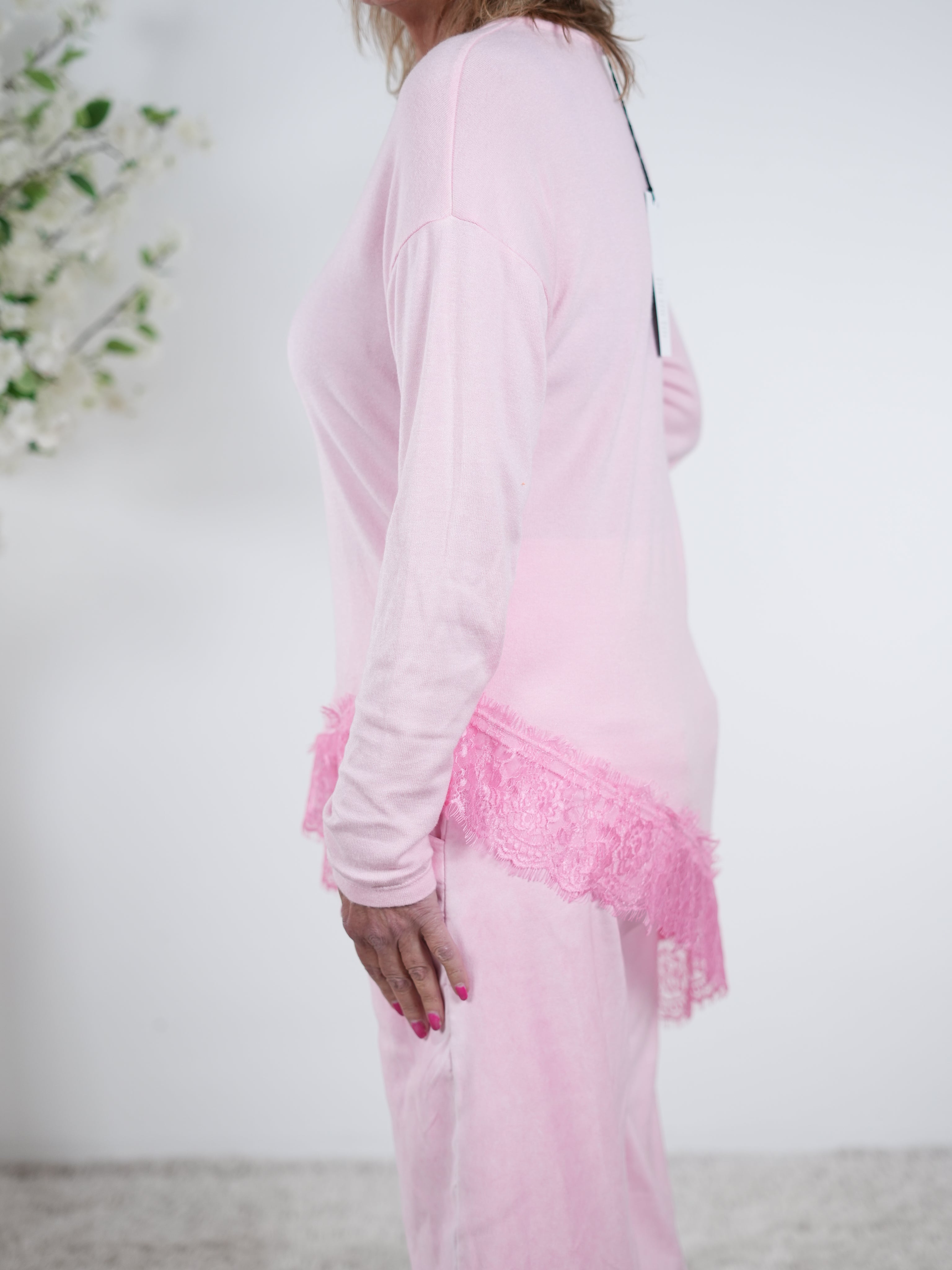 asymmetrischer Feinstrickpulli mit Spitze