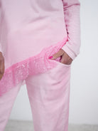 asymmetrischer Feinstrickpulli mit Spitze