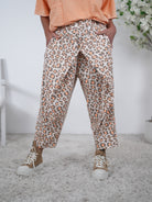 ausgefallene Baggy im Leo Look