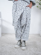 Ausgefallene Haremshose im Leo Look