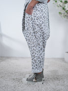 Ausgefallene Haremshose im Leo Look