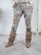 Ausgefallene Jogpant im Mustermix Beige
