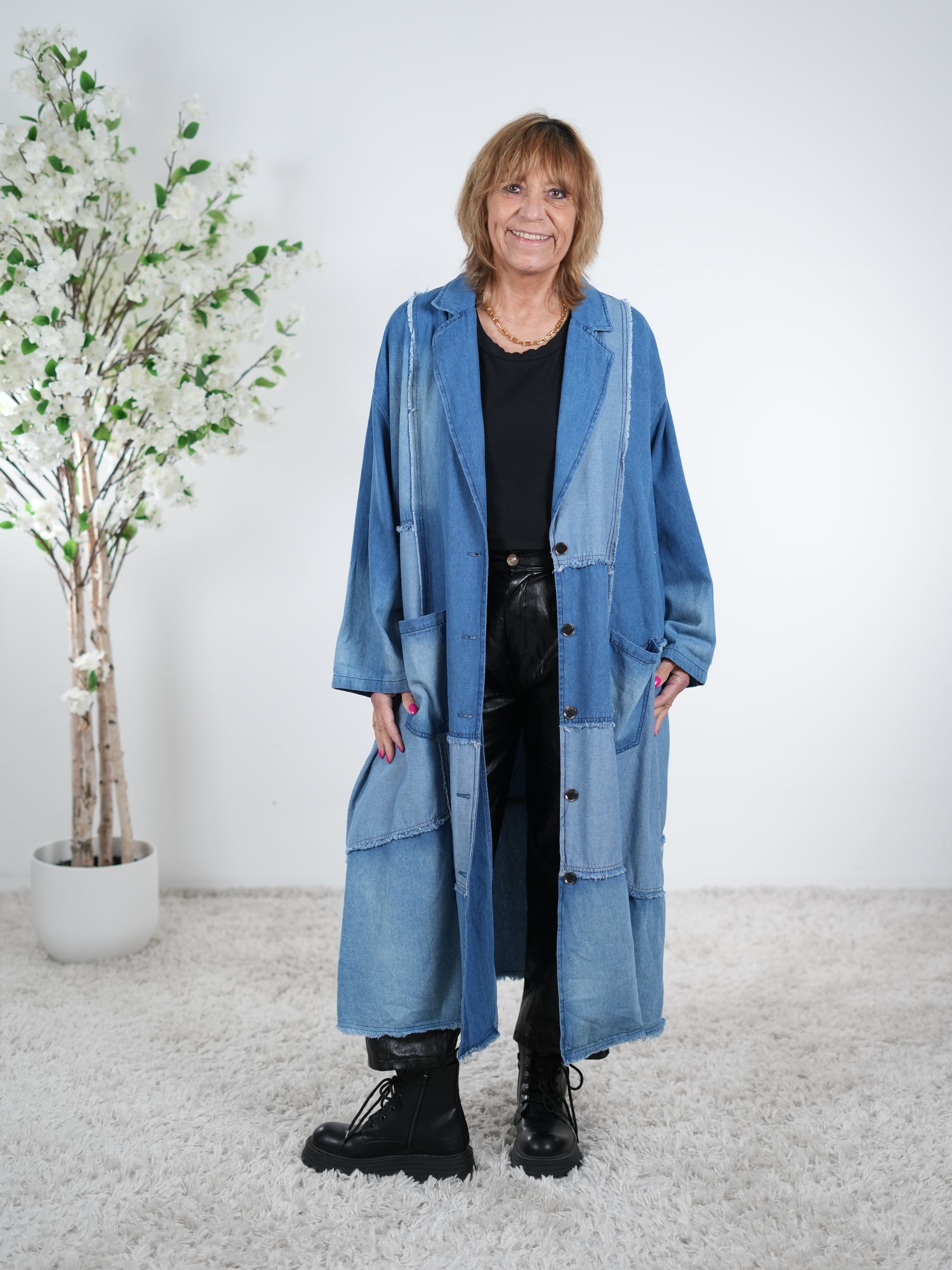 Ausgefallener Jeans Mantel mit fransigen Nähten