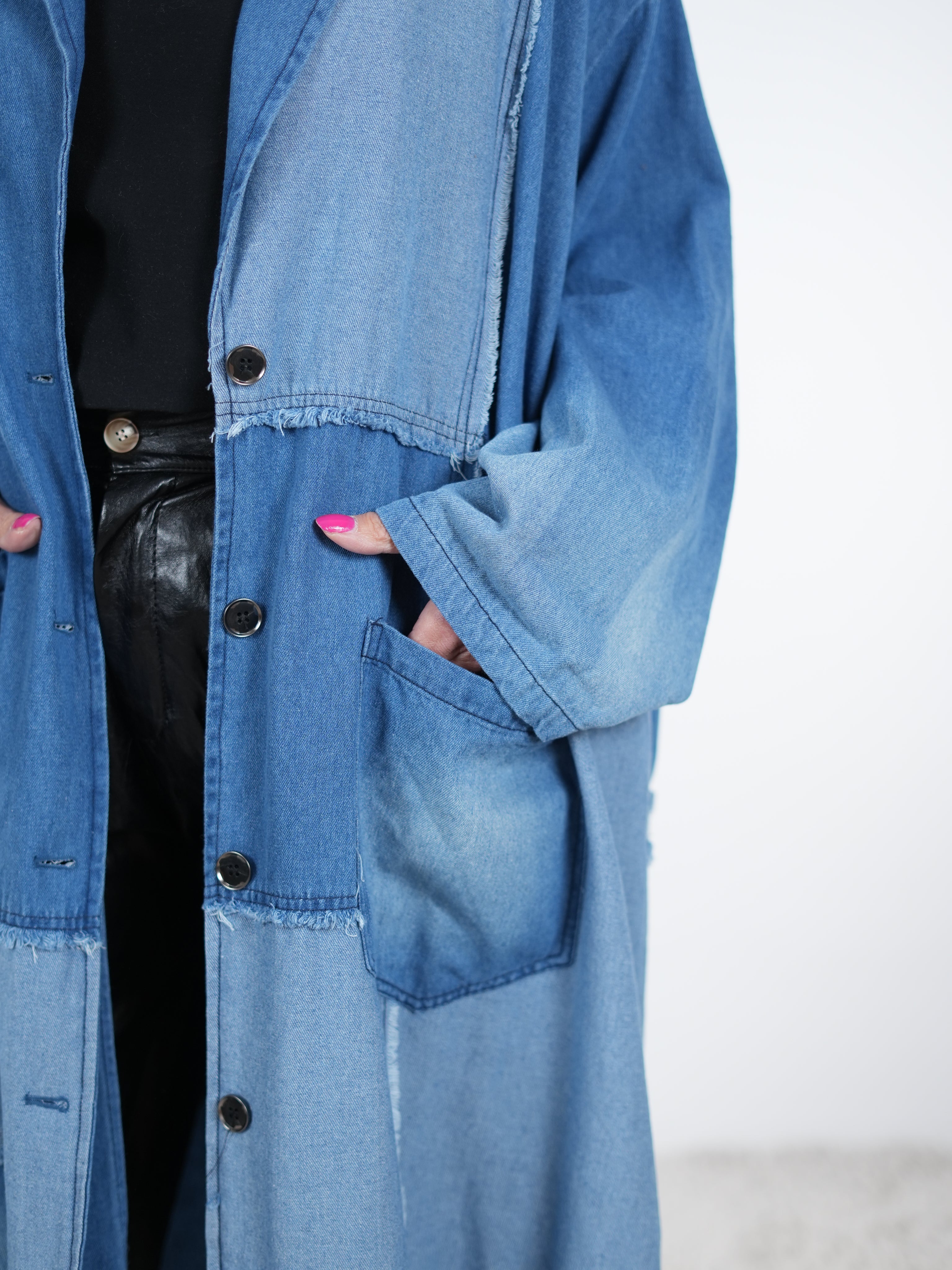 Ausgefallener Jeans Mantel mit fransigen Nähten