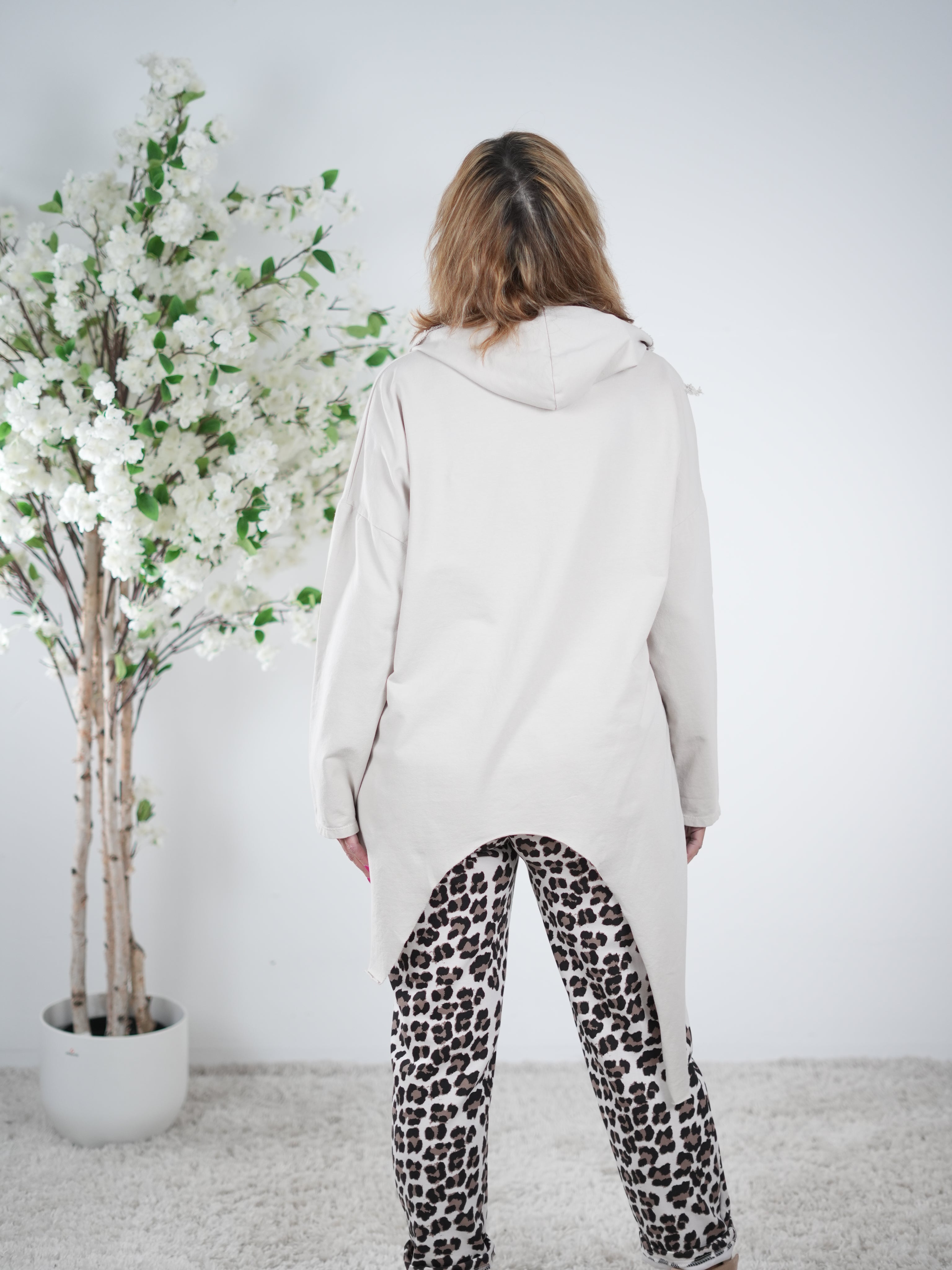 asymmetrischer Pulli mit ausgefransten Abschlüssen und Nieten