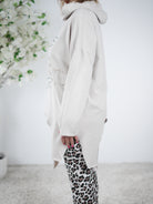 asymmetrischer Pulli mit ausgefransten Abschlüssen und Nieten