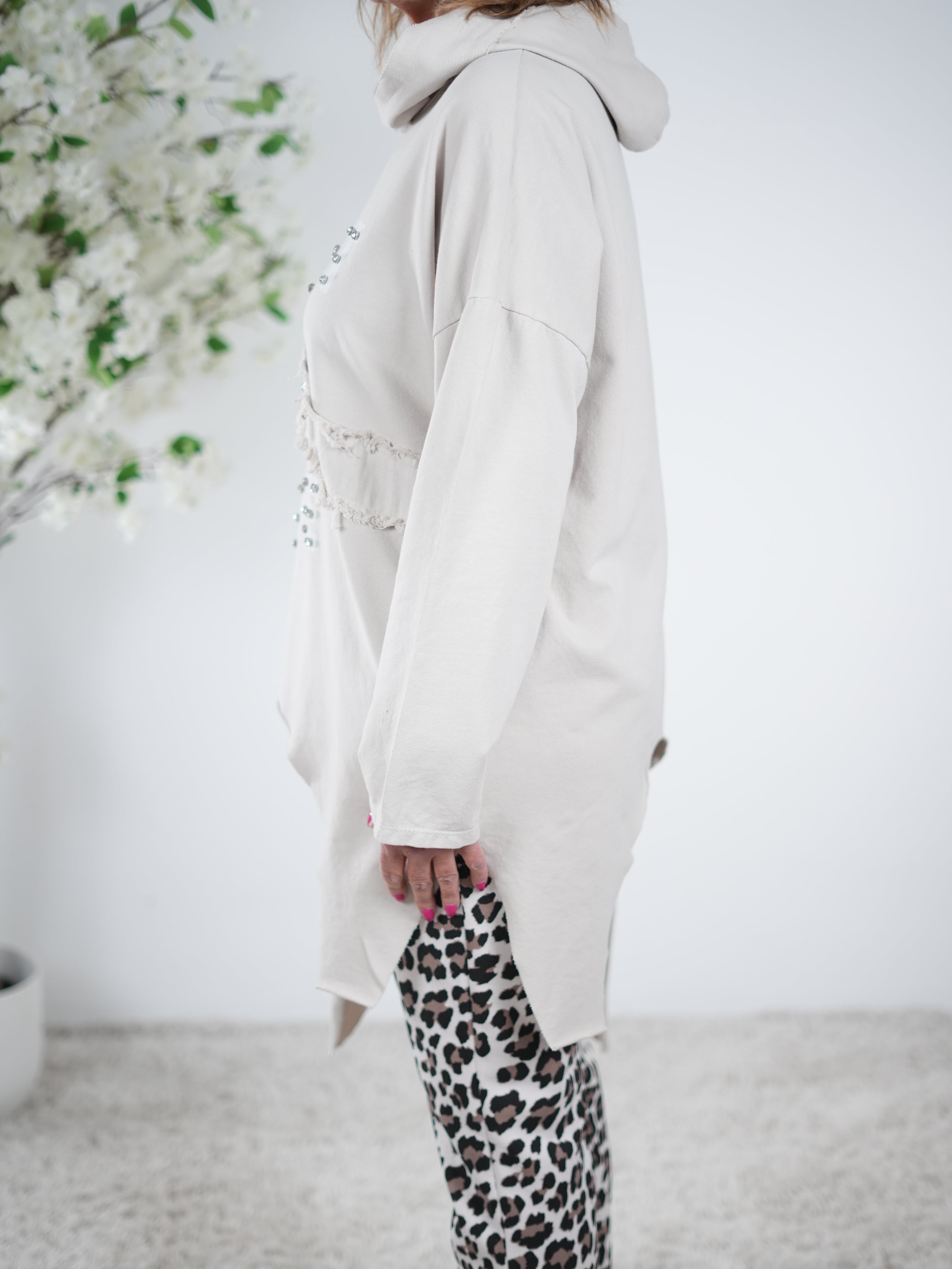 asymmetrischer Pulli mit ausgefransten Abschlüssen und Nieten