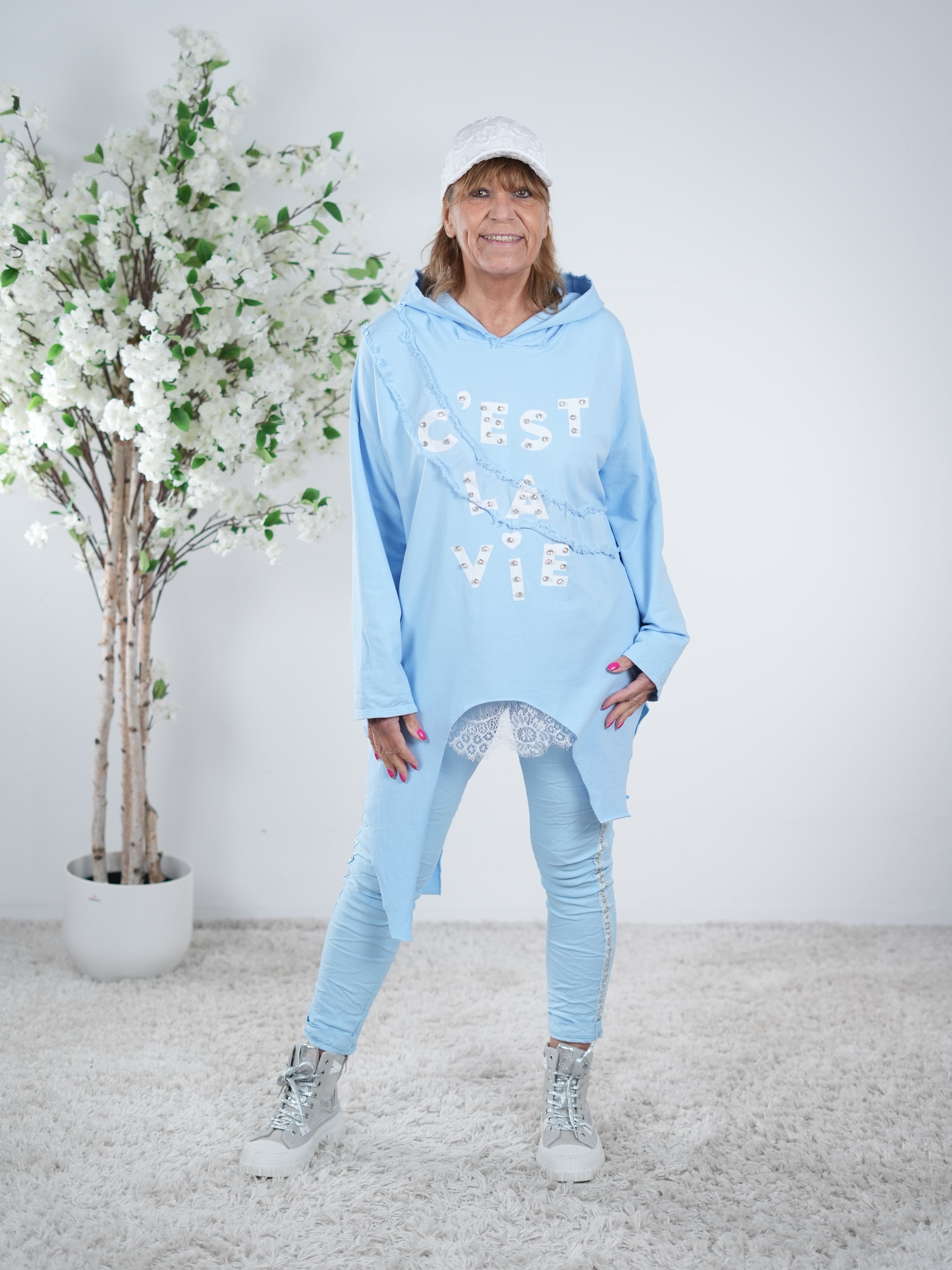 asymmetrischer Pulli mit ausgefransten Abschlüssen und Nieten