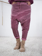 Baggyhose in Beerenton mit dekorativen Außennaht-Details und lockerem Schnitt, kombiniert mit Boots.