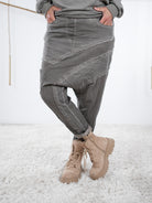 Baggyhose in dunklem Taupe mit markanten Außennaht-Elementen und lässigem Style.
