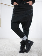 Baggyhose in Schwarz mit ausgeprägten Außennaht-Details und modernem, lässigem Look, kombiniert mit schwarzen Boots.