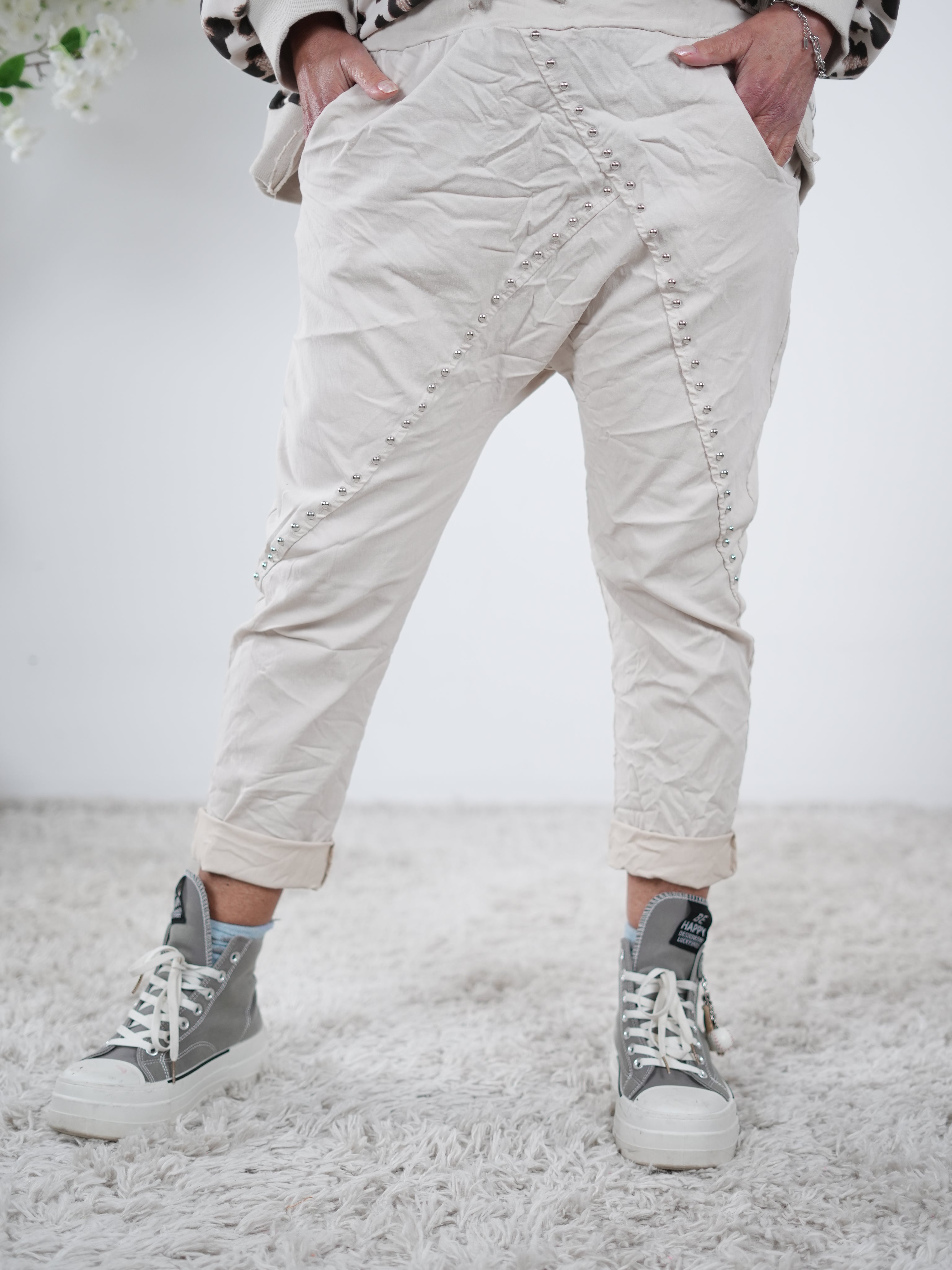 Baggy mit Nieten verziert