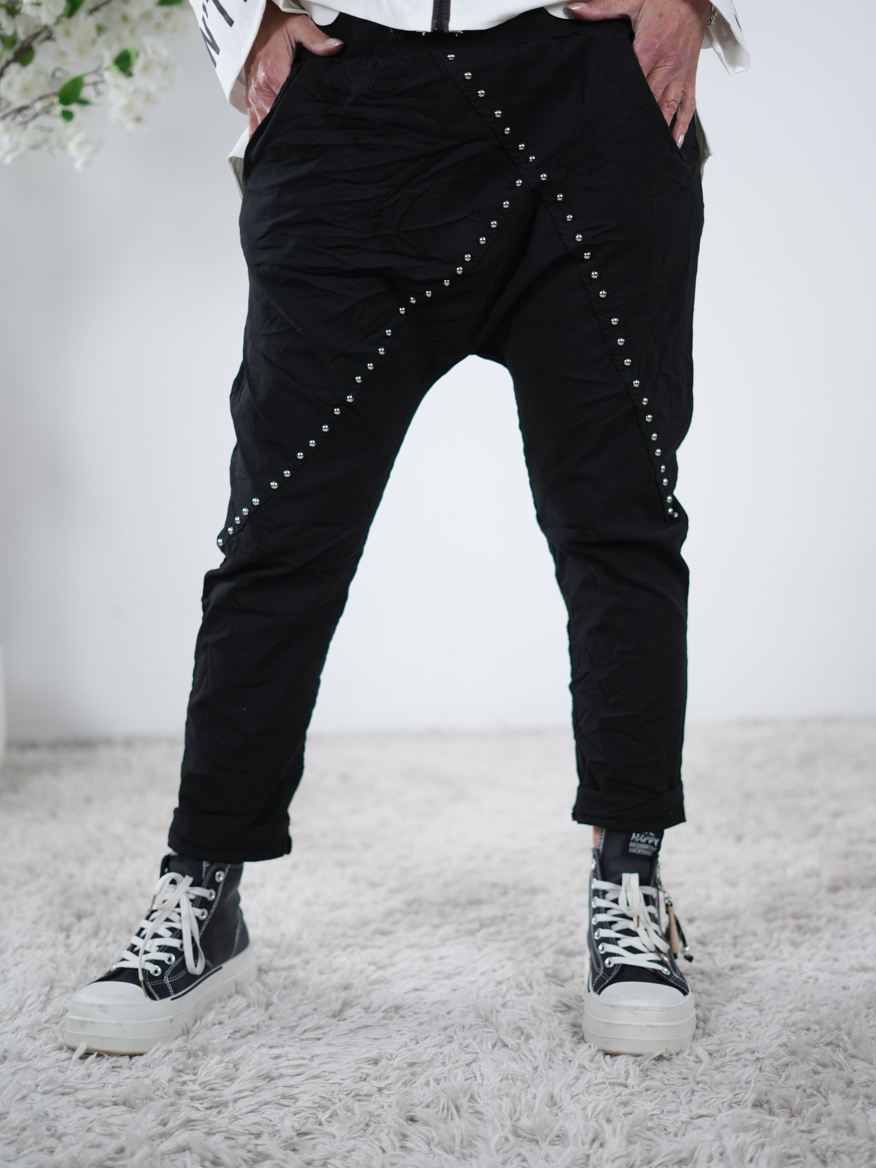 Baggy mit Nieten verziert One Size (ca Gr. 40-44) Schwarz