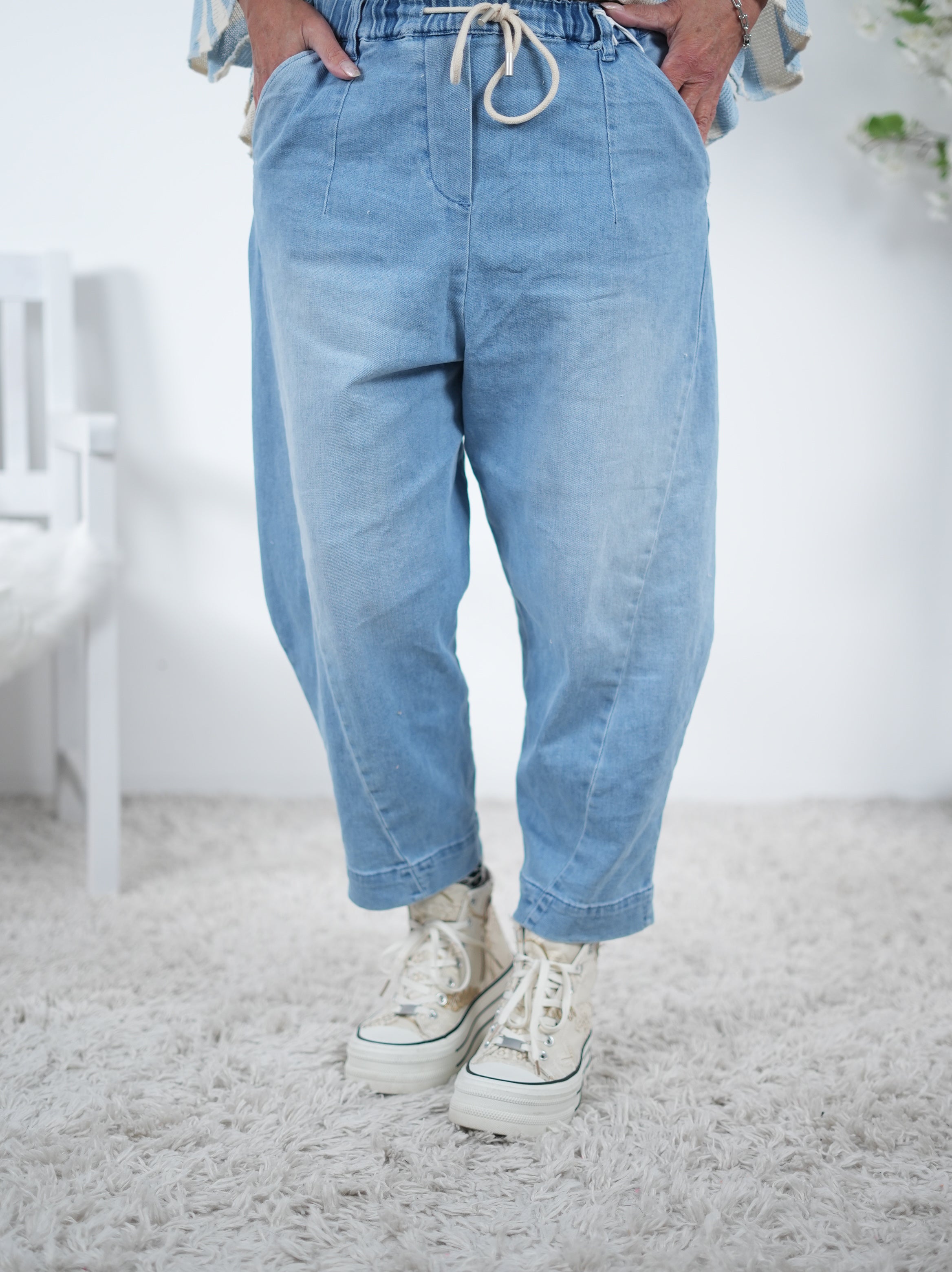 Barrel Jeans mit elastischem Bündchen