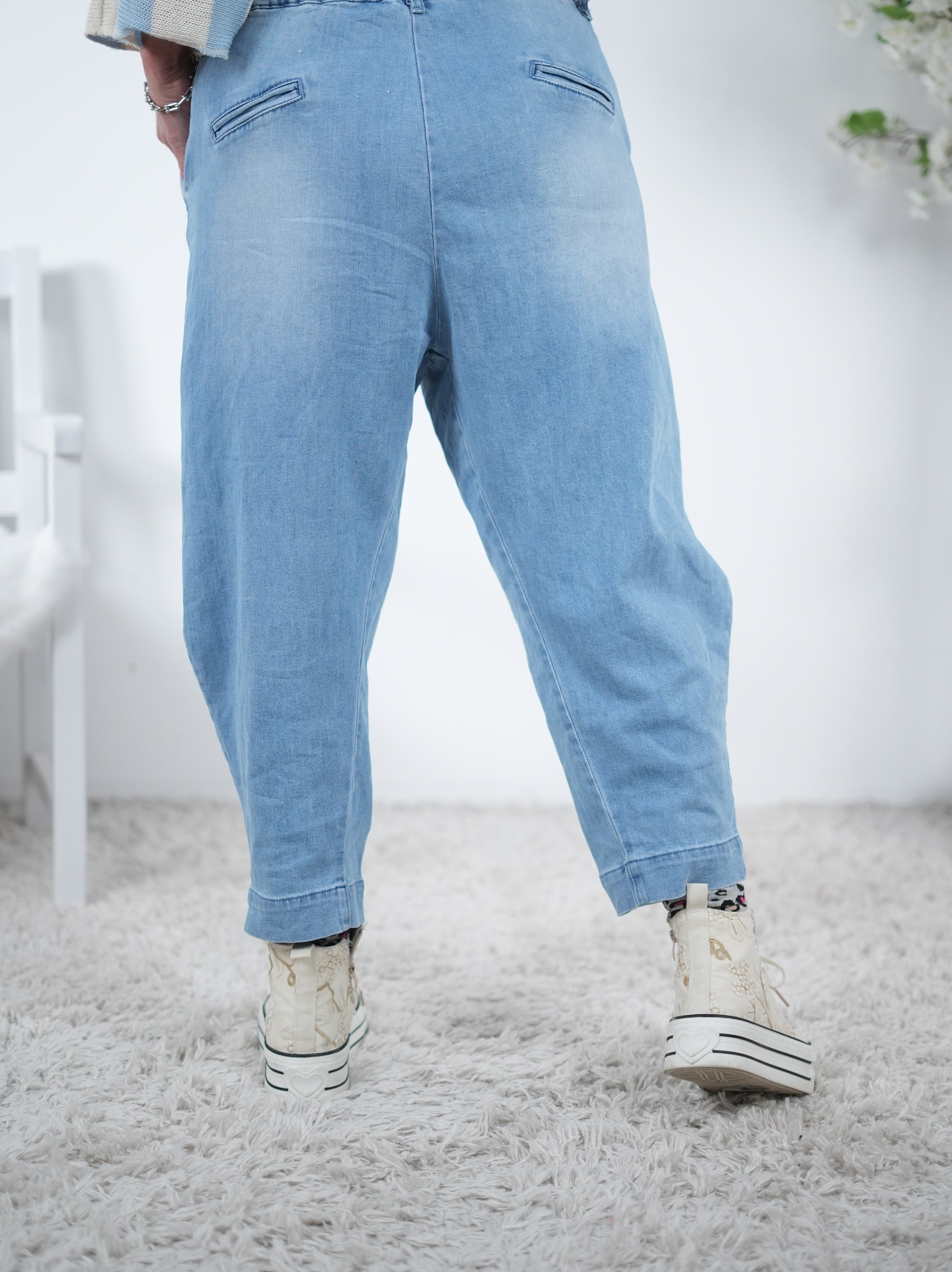 Barrel Jeans mit elastischem Bündchen