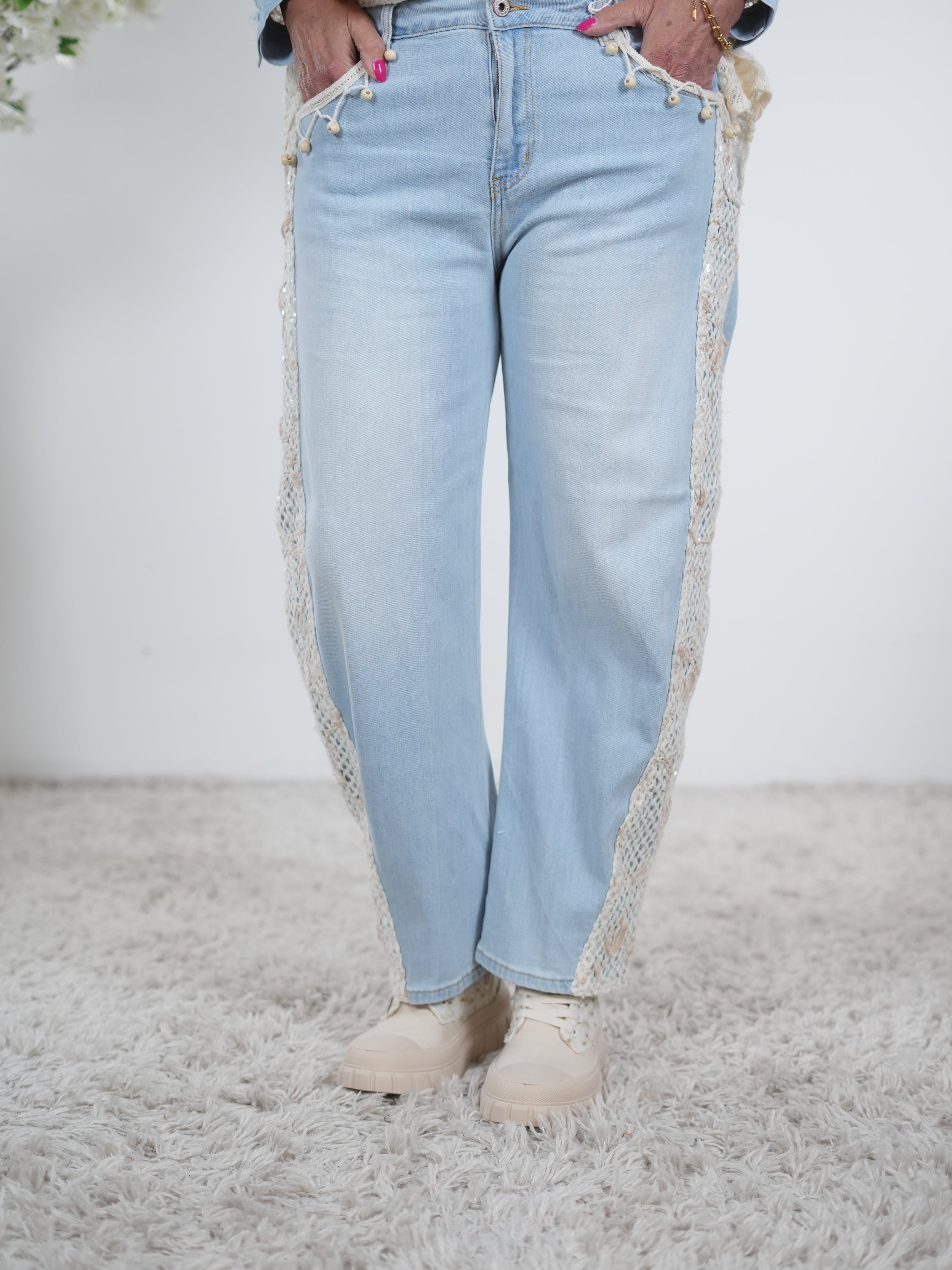 Barrel Jeans mit Häkeleinsätzen