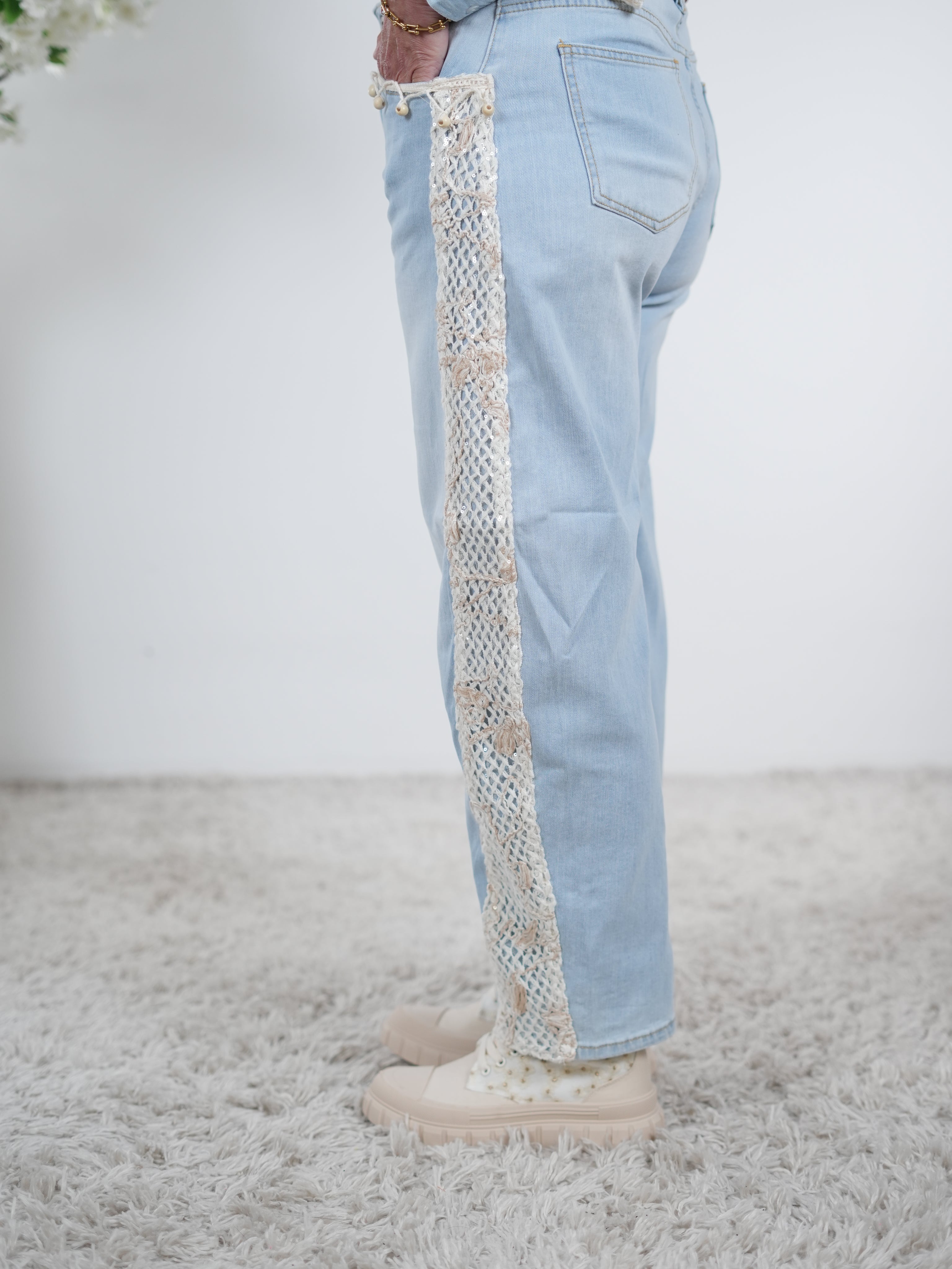 Barrel Jeans mit Häkeleinsätzen