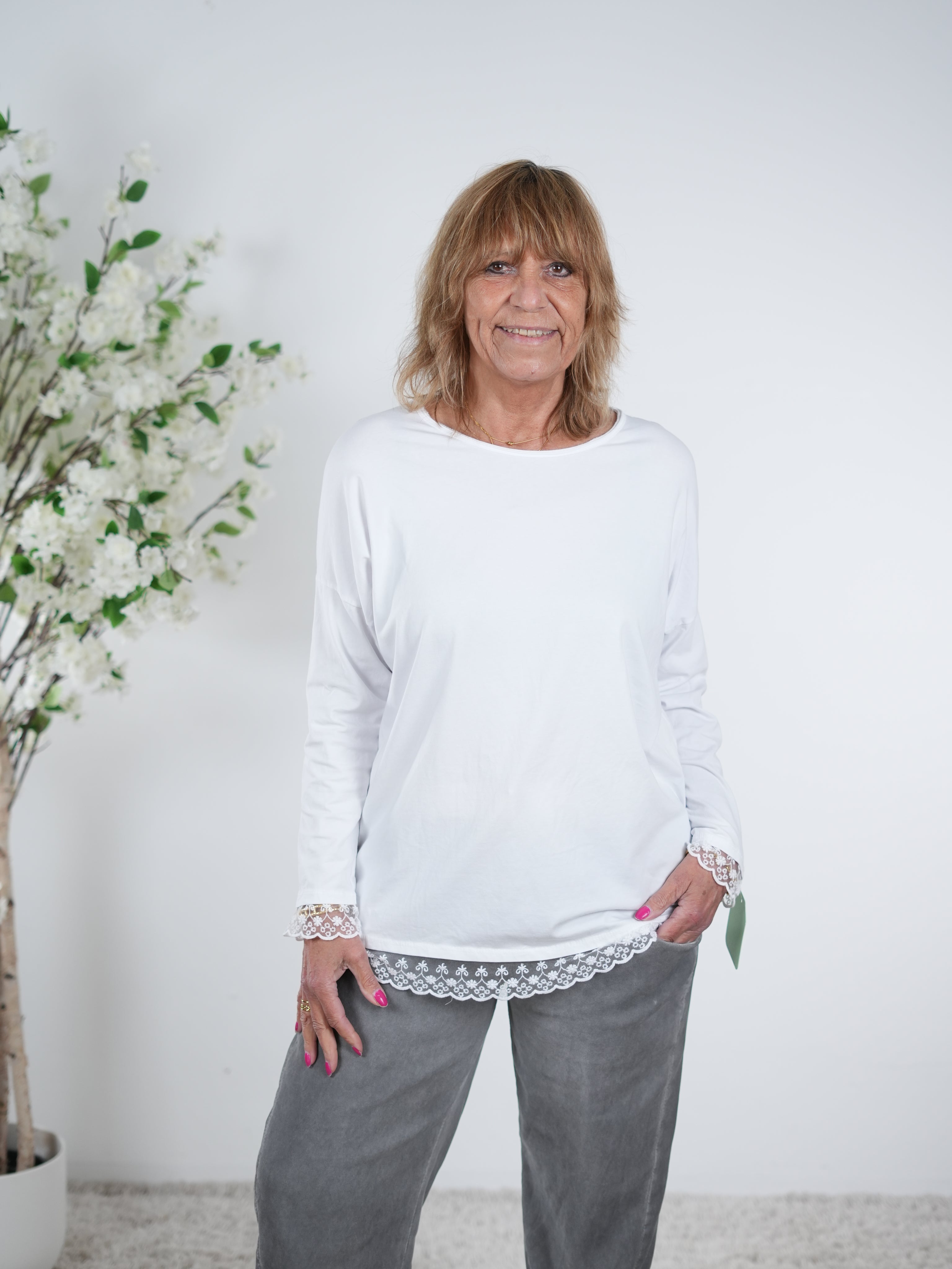 Basic Shirt mit Rundhalsausschnitt und Spitze am Abschluss One Size (ca Größe 38-42) Weiß