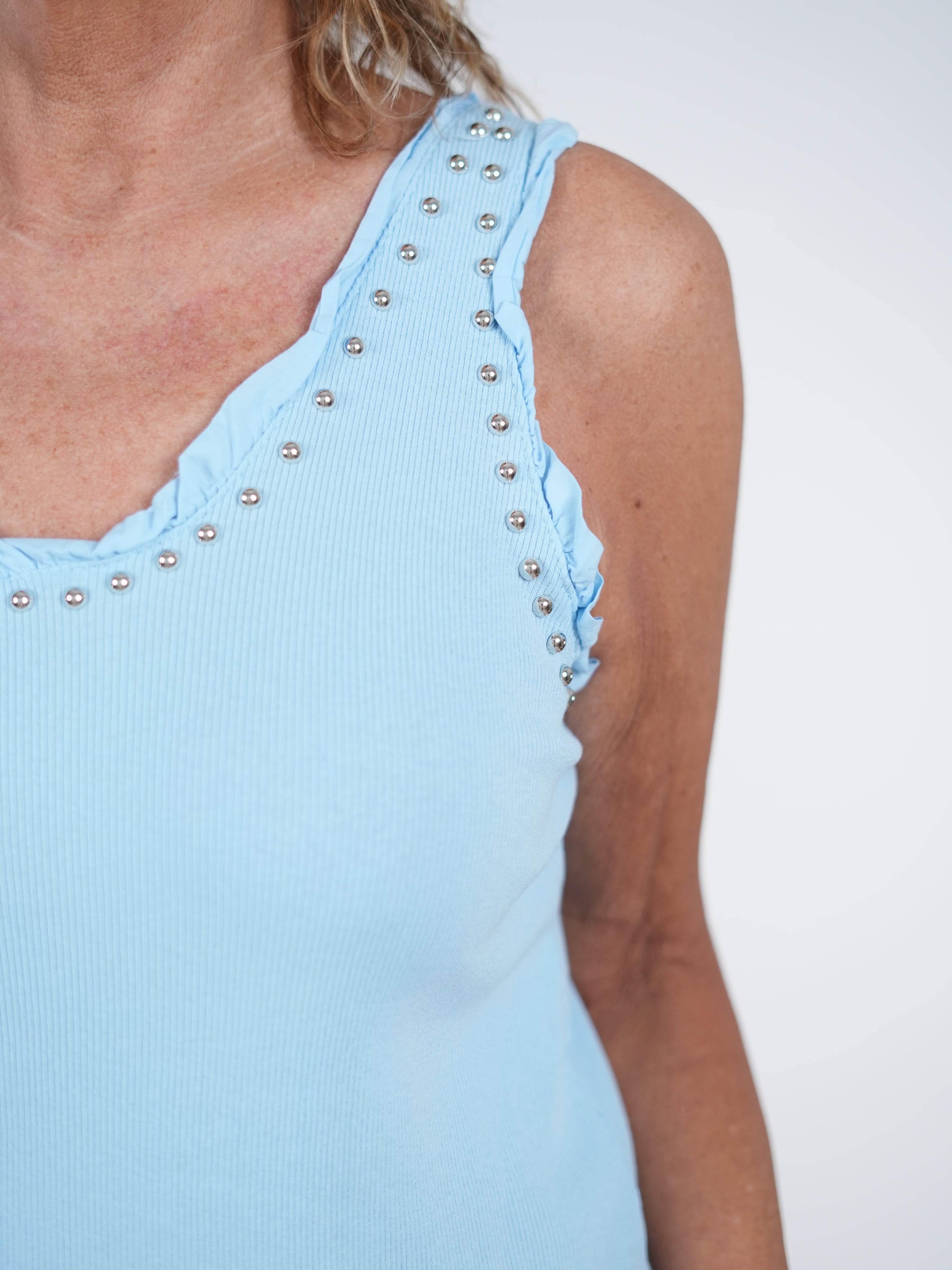 Basic Top mit Nieten verziert