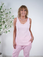 Basic Top mit Nieten verziert