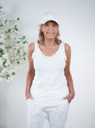 Basic Top mit Nieten verziert