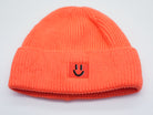 Leuchtend orange Damen Strickmütze mit Smiley-Patch, warme Beanie mit umgeschlagenem Bündchen.