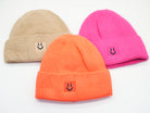 Set aus drei Damen Beanies in Beige, Orange und Pink, warme Strickmützen mit umgeschlagenem Saum und Smiley-Patch.