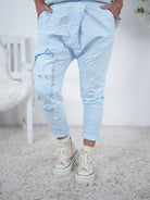 Bequeme Baggy mit aufgesetzter Tasche