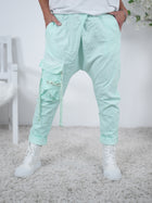 Bequeme Baggy mit aufgesetzter Tasche