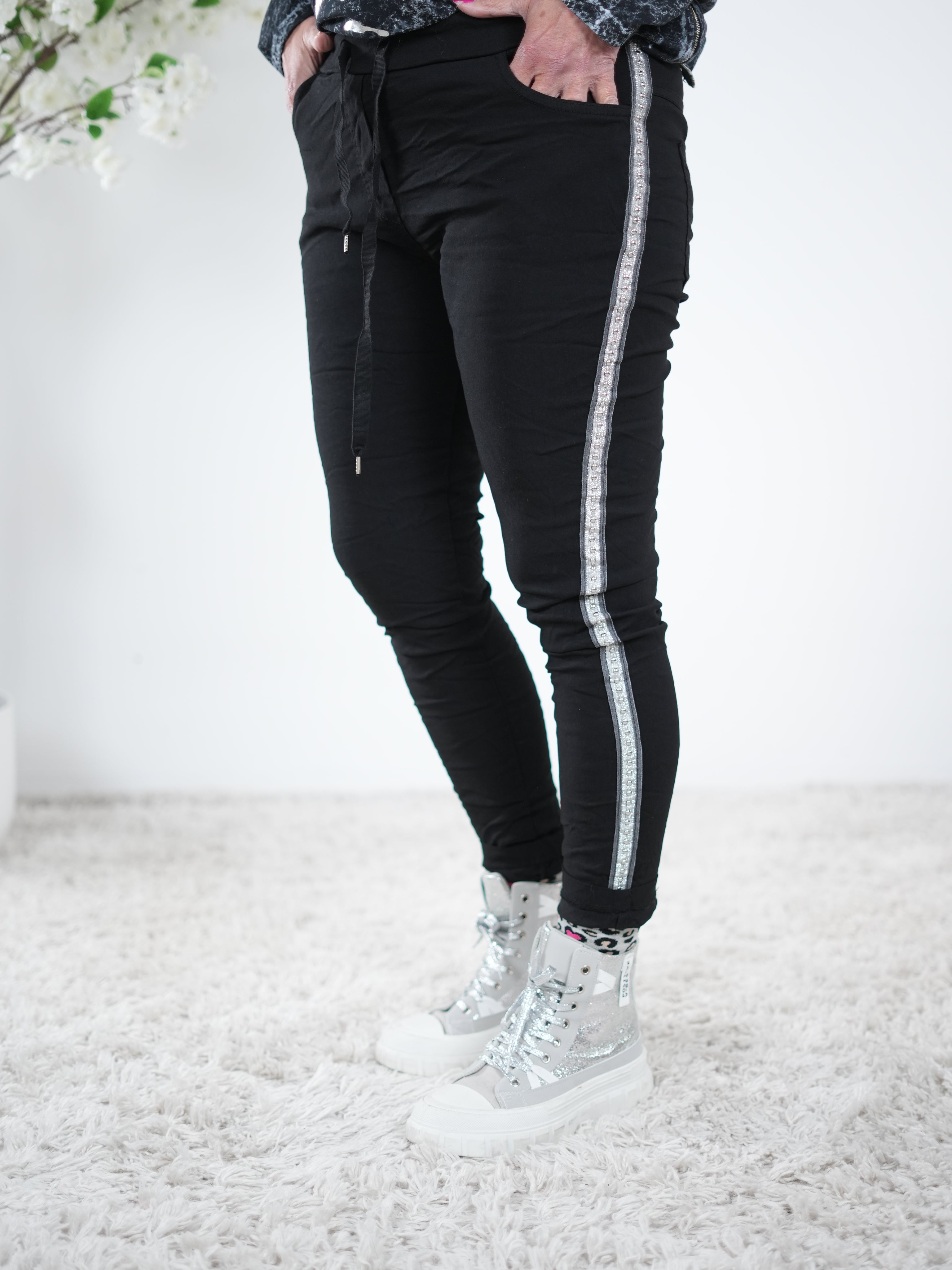 bequeme Jogpant mit Nieten verziert