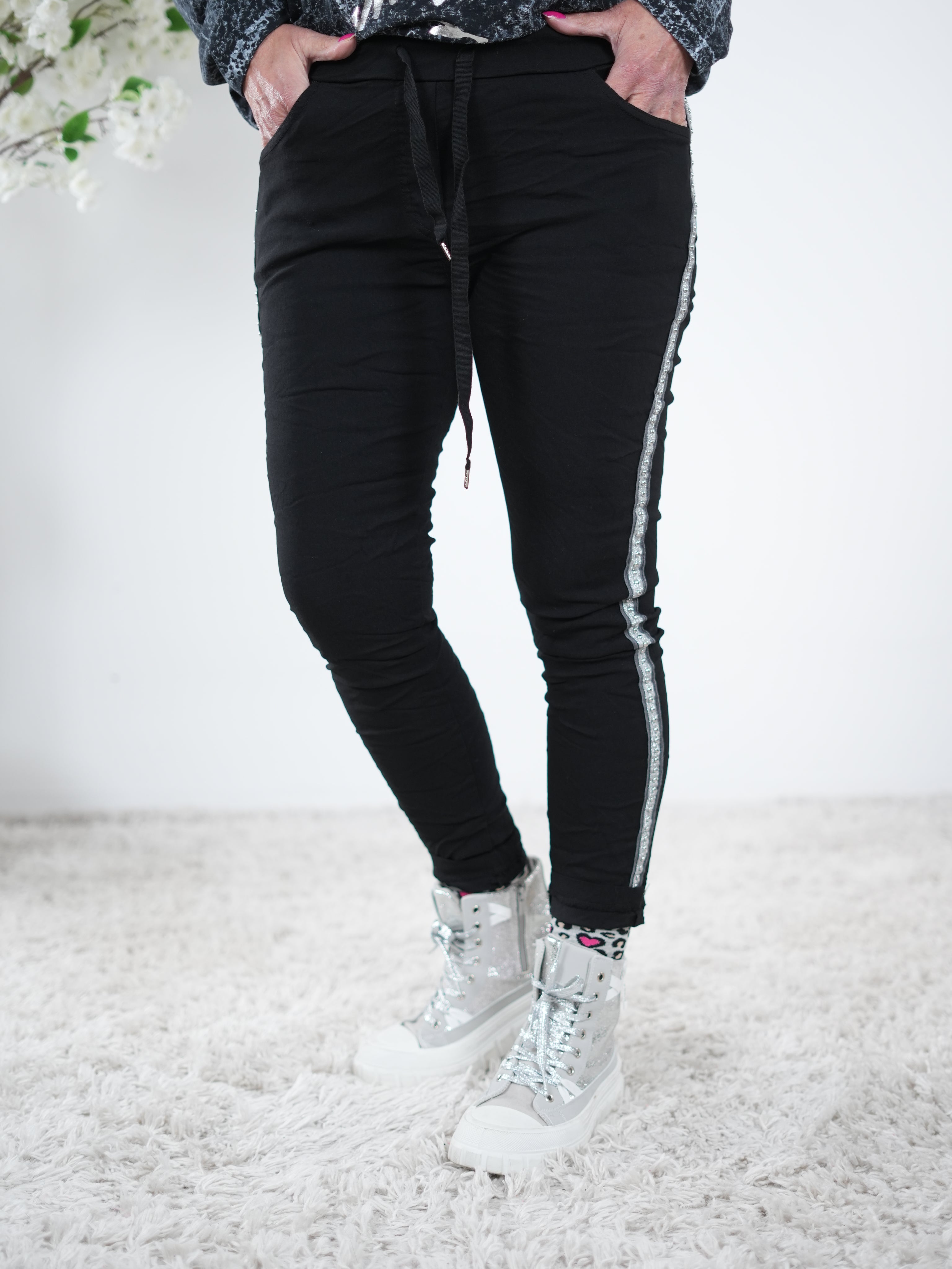 bequeme Jogpant mit Nieten verziert One Size (ca Gr. 38-42 44) Schwarz