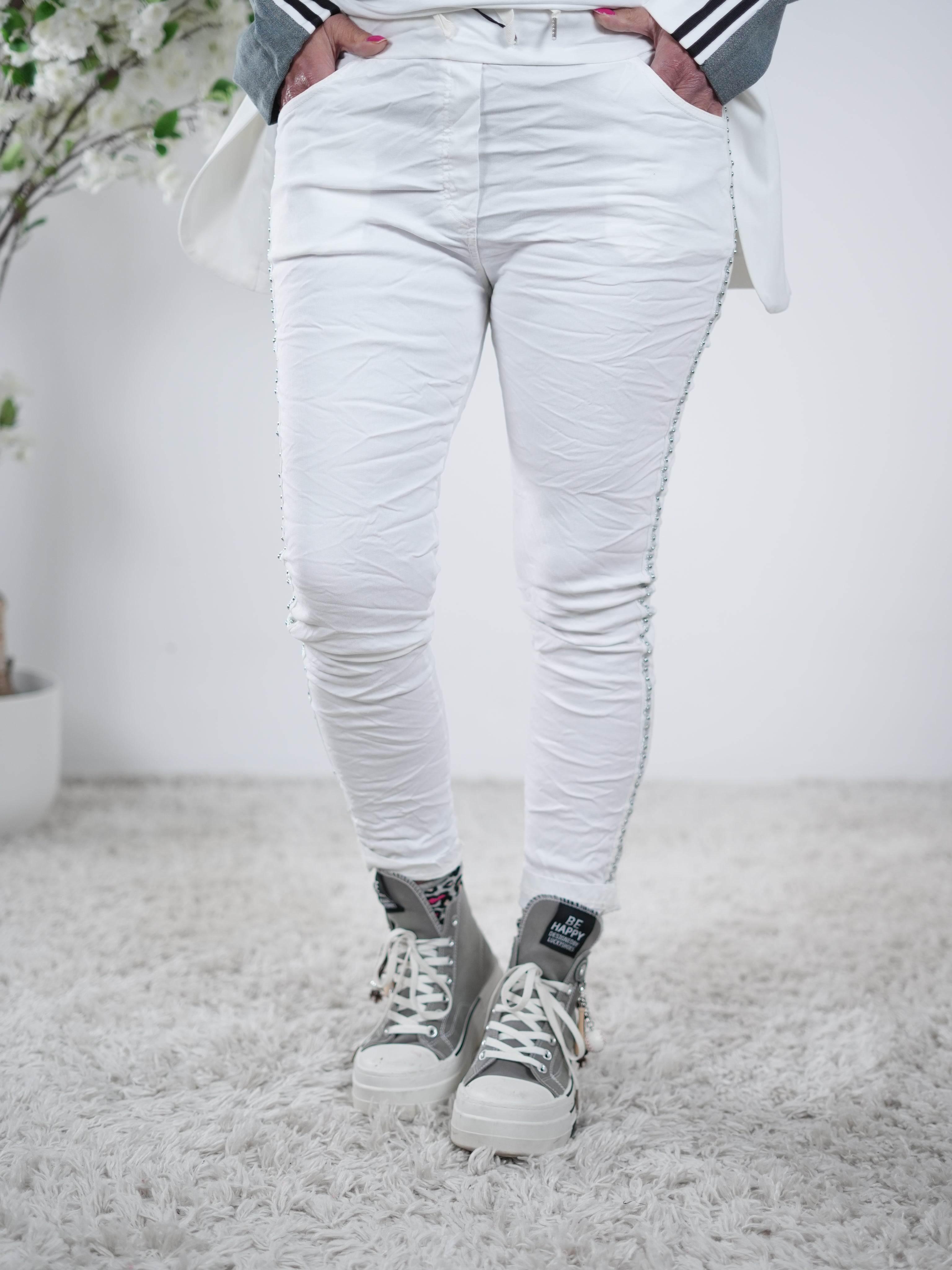 bequeme Jogpant mit Nieten verziert One Size (ca Gr. 38-42 44) Weiß