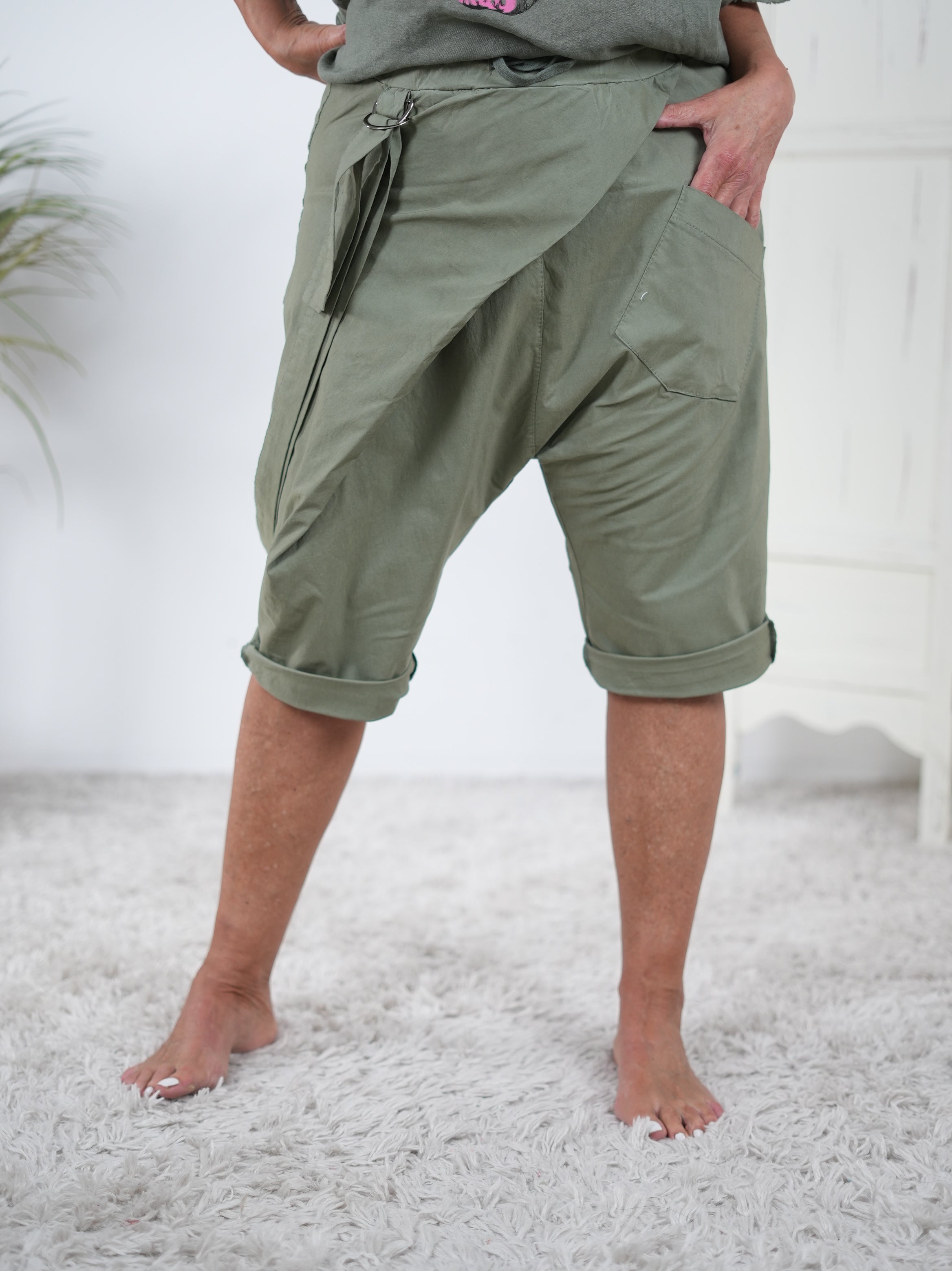bequeme Short mit aufgesetzter Eingriffstasche Olive