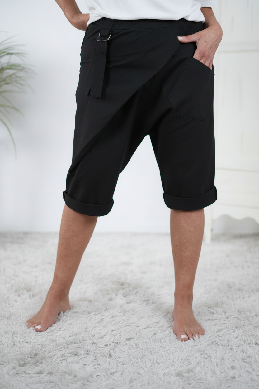 bequeme Short mit aufgesetzter Eingriffstasche Schwarz